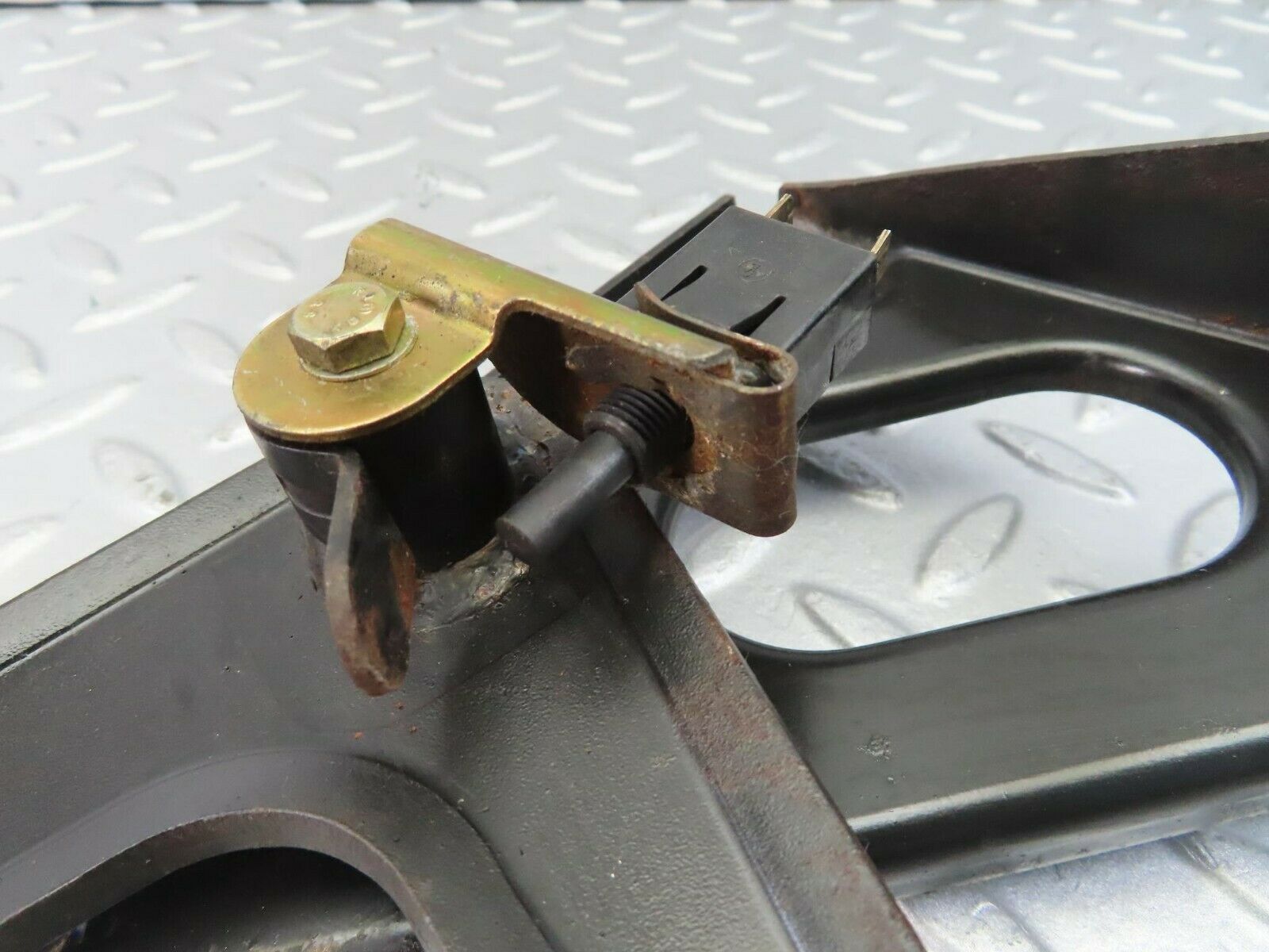 9930 Mercedes-Benz C123 230CE Coupe Handbrake Regulator