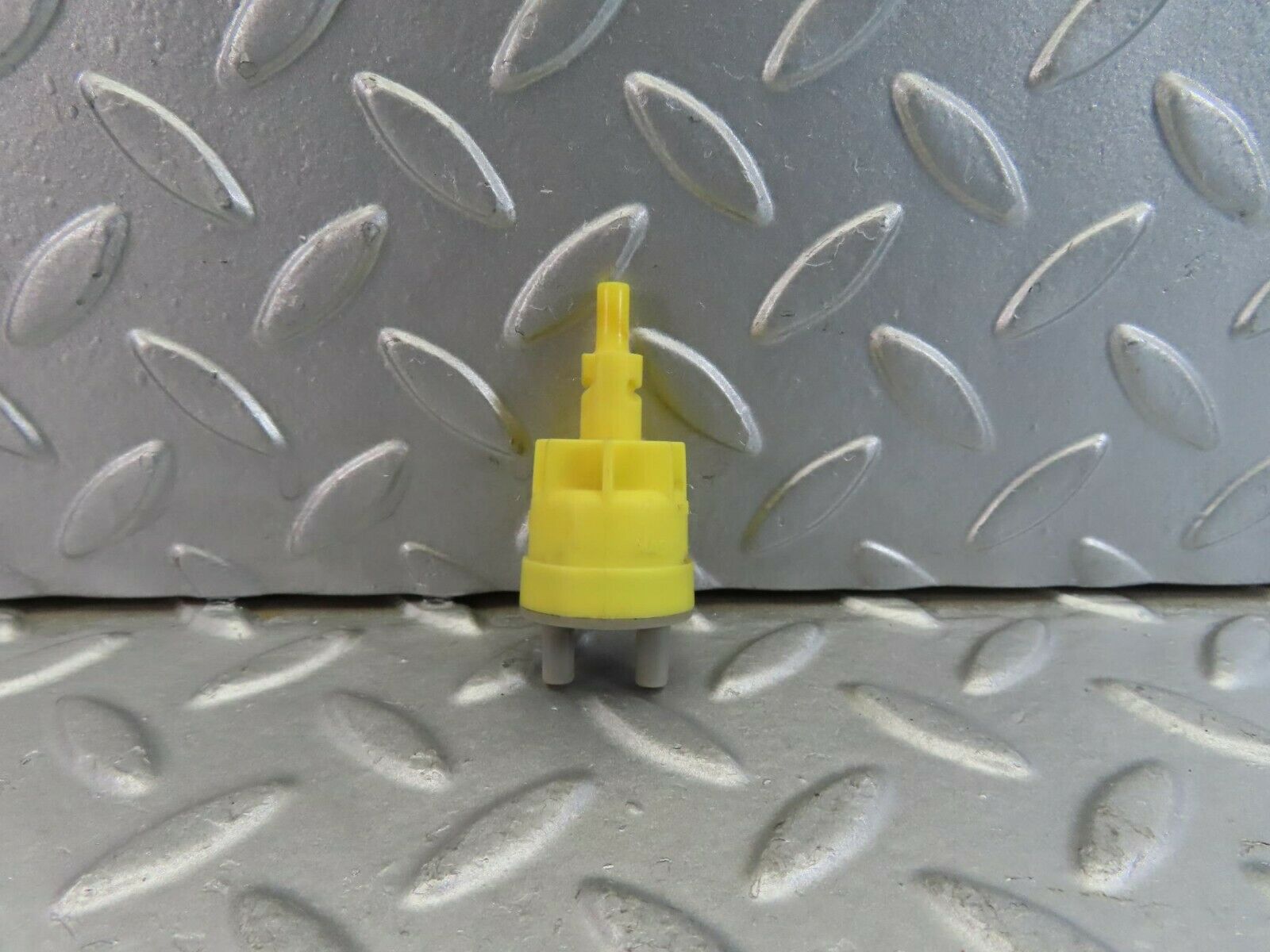 10103 Mercedes-Benz C123 230CE Coupe Vacuum Valve