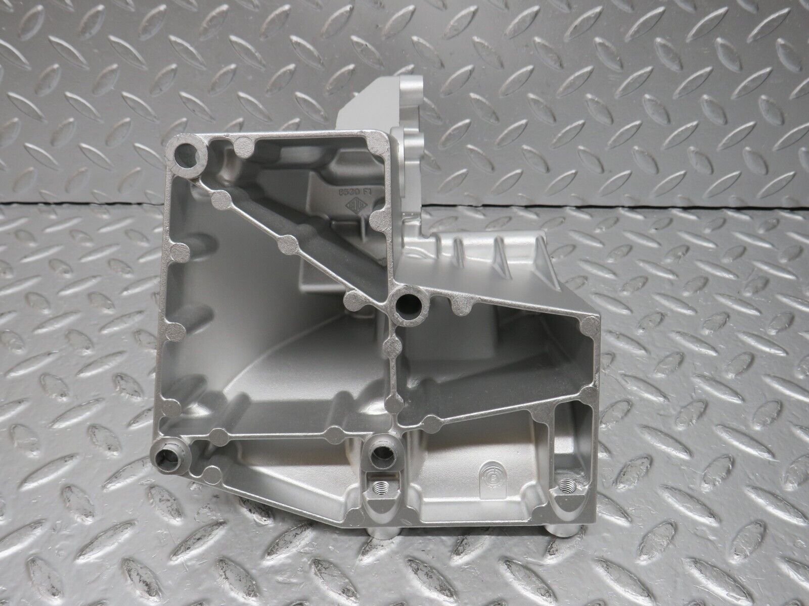 32662 Mercedes-Benz S124 300TE Wagon Power Steering Pump Bracket 1264660641