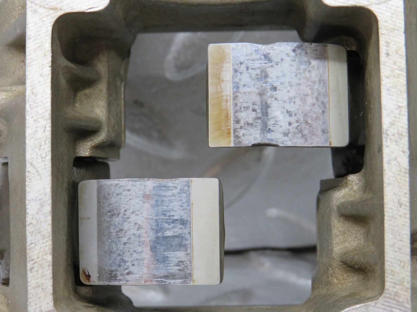 32621 Mercedes-Benz S124 300TE Rocker Arms Camshaft Bearing Block 1030510610