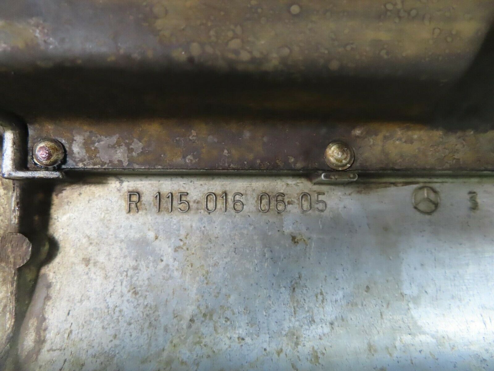 8550 Mercedes-Benz W115 Cylinder Head Valve Cover 1150160605