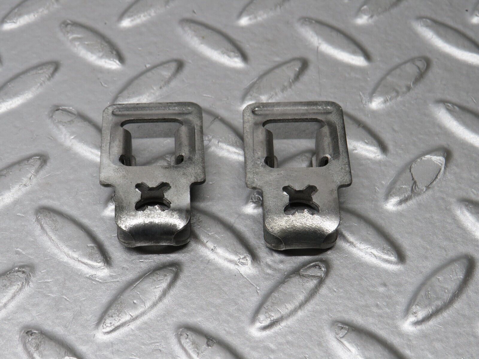 39030 Mercedes-Benz W201 190E 2.6L Fuel Injector Bracket 2x