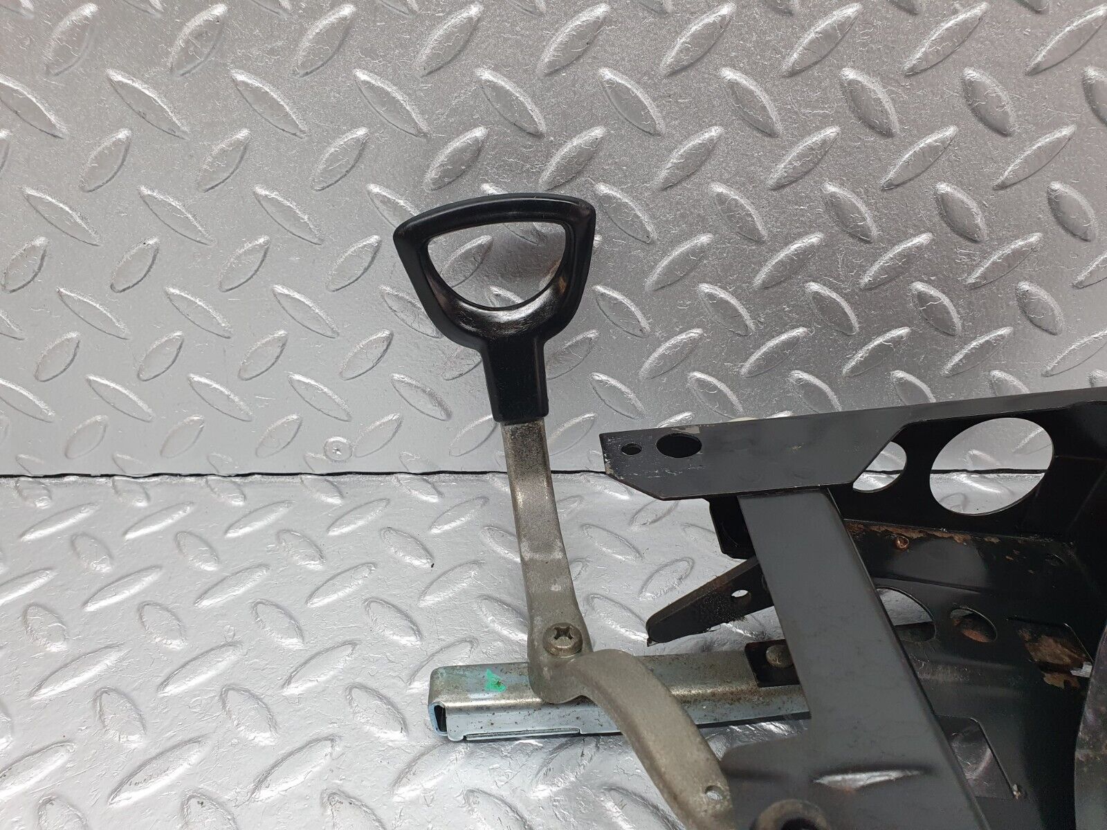 40805 Mercedes-Benz W123 300D Front Right Seat Sliding Mechanism