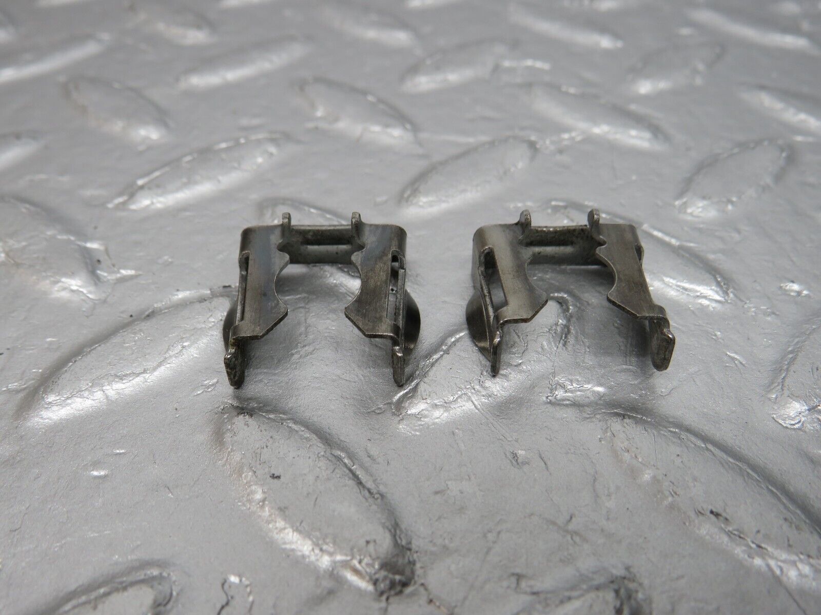 39776 Mercedes-Benz R129 320SL Coupe Fuel Injector Bracket 2x