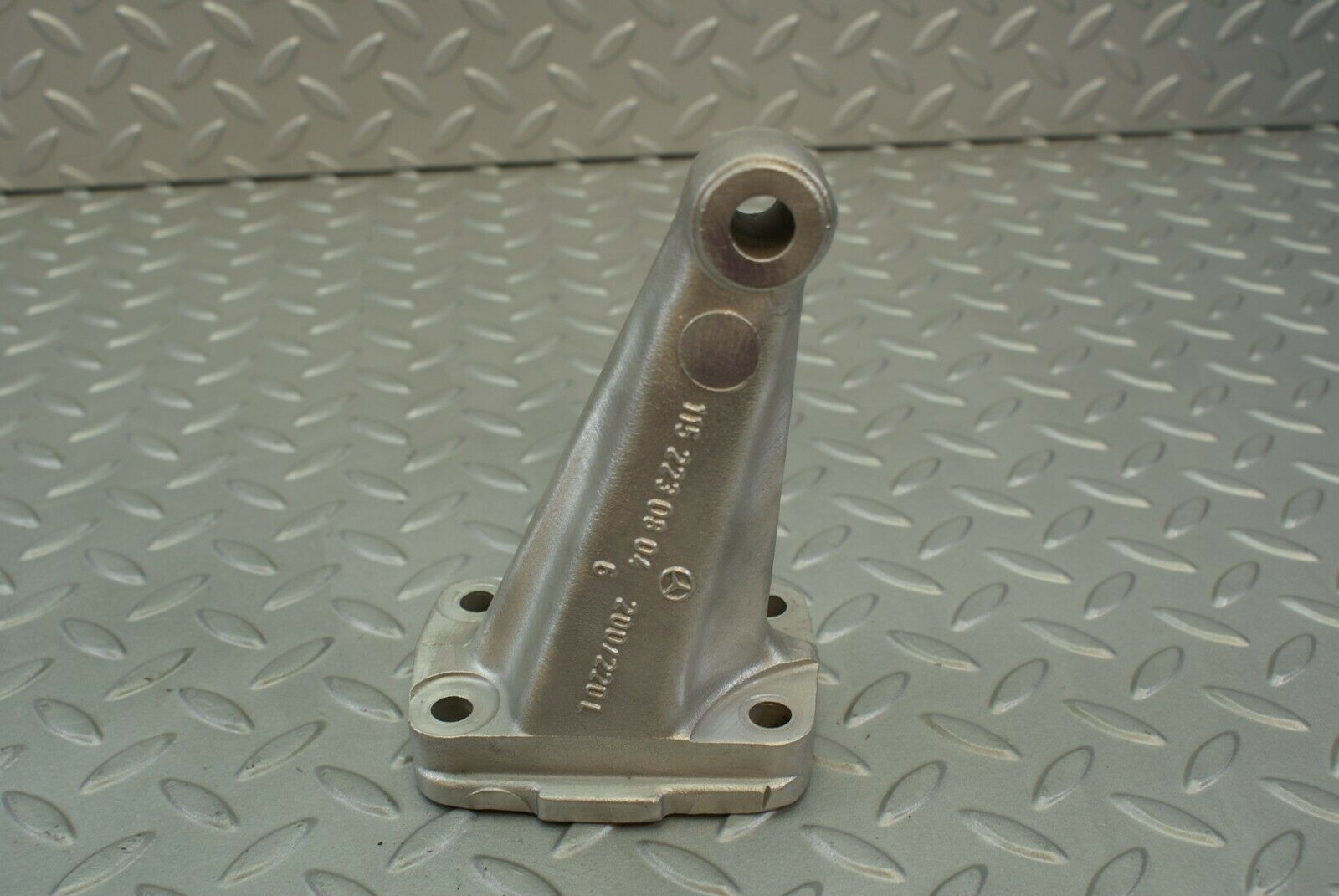 3071 Mercedes-Benz W115 220D Engine Mount Bracket Left Side 1152230804