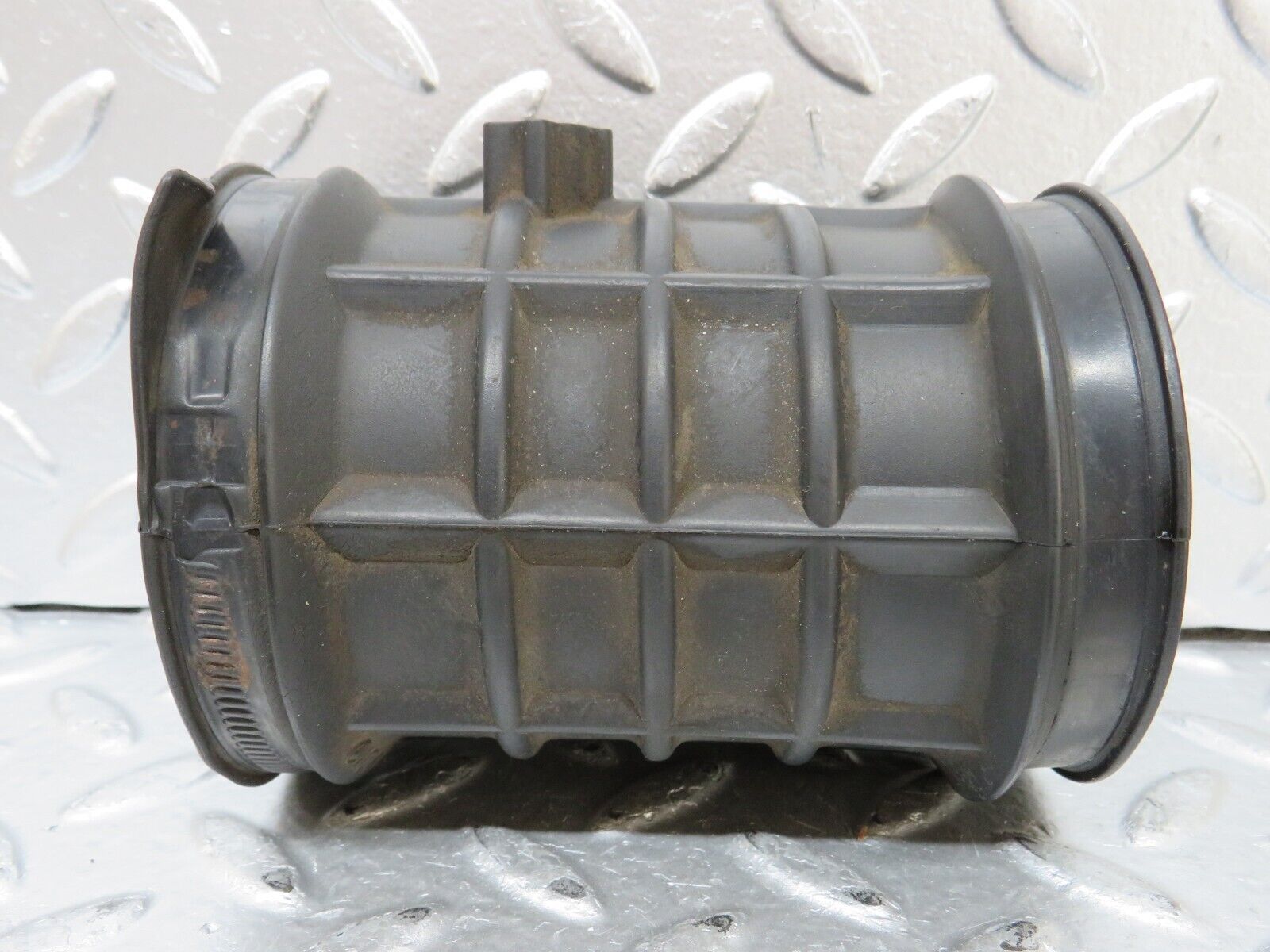 25840 Mercedes-Benz W124 280E Air Intake Pipe 1041410990