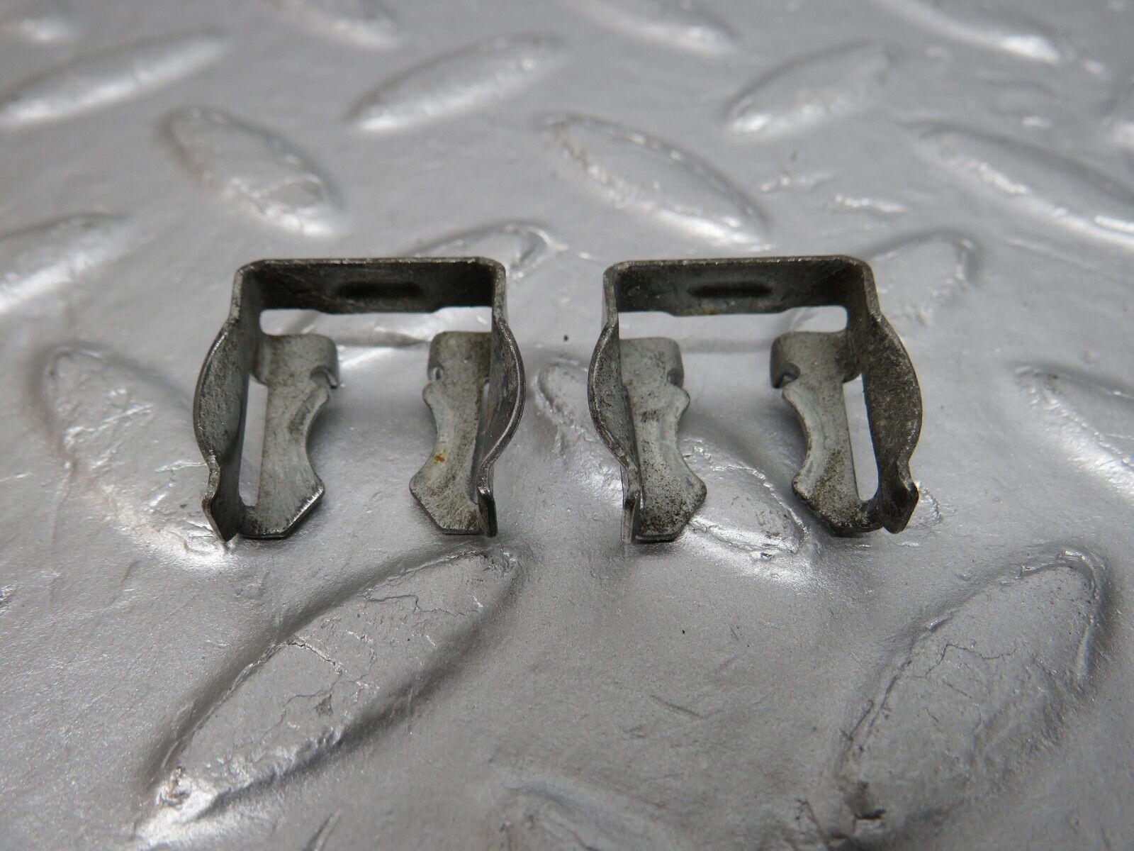 39777 Mercedes-Benz R129 320SL Coupe Fuel Injector Bracket 2x