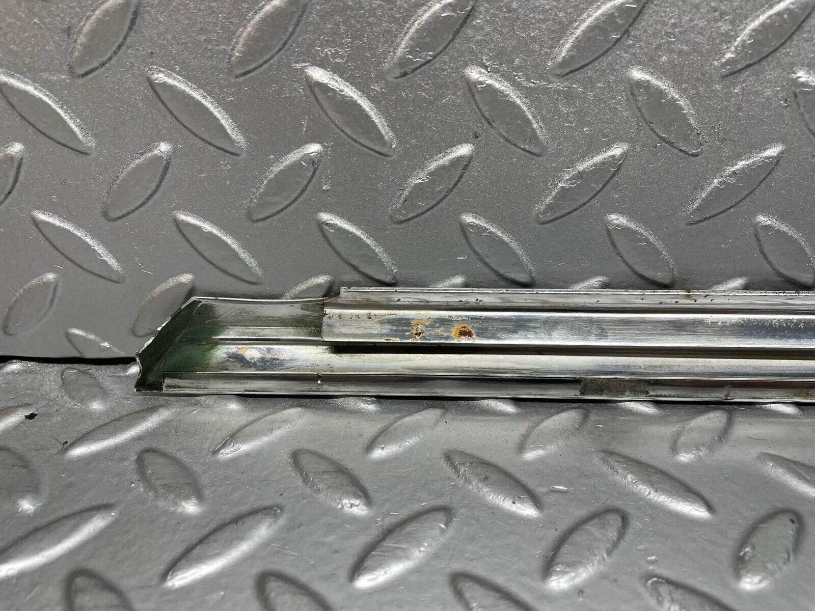 40517 Mercedes-Benz W108 Front Right Door Window Chrome Trim