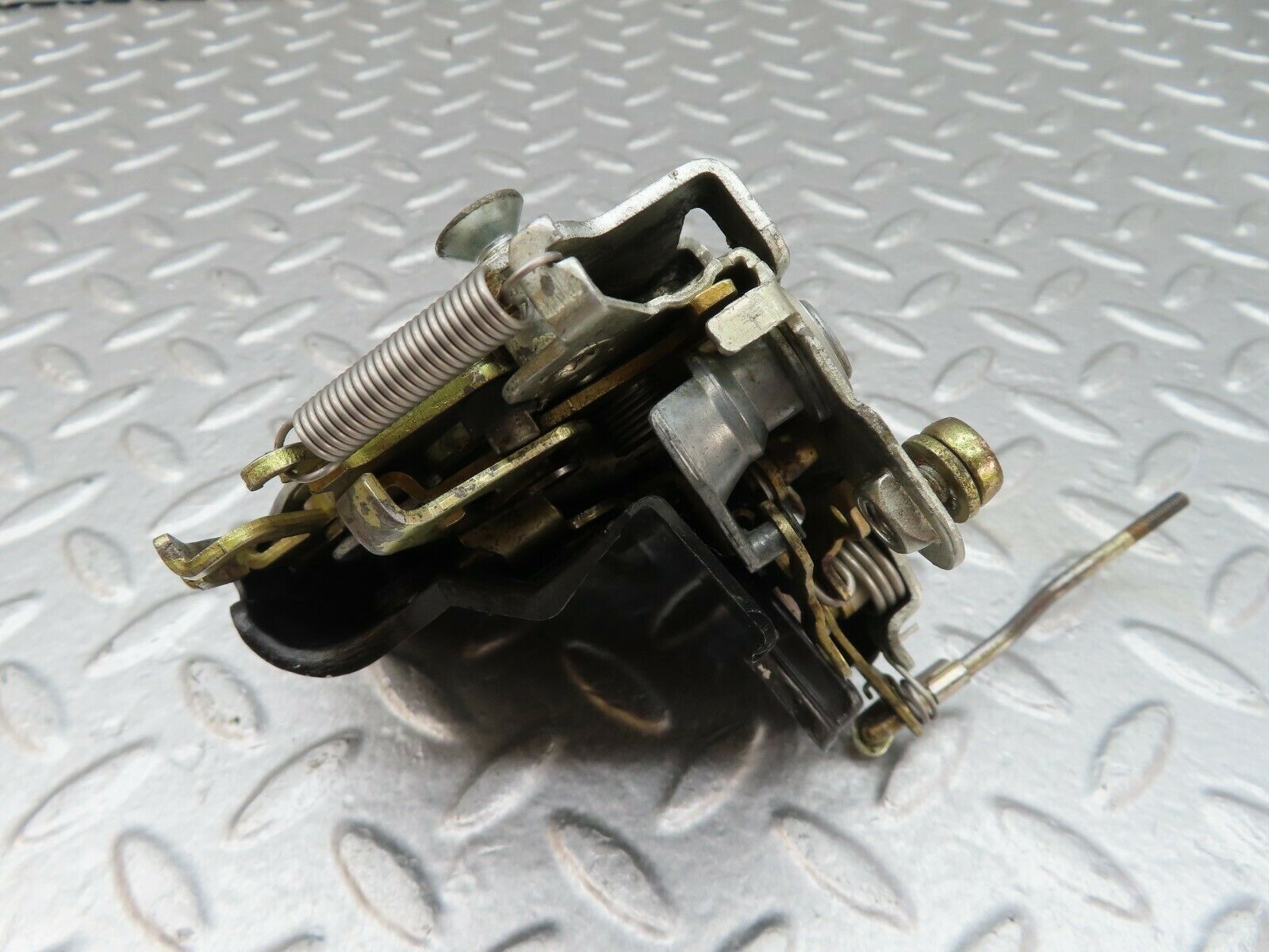 18039 Mercedes-Benz W123 200 Front Left Door Lock Mechanism 1237230108