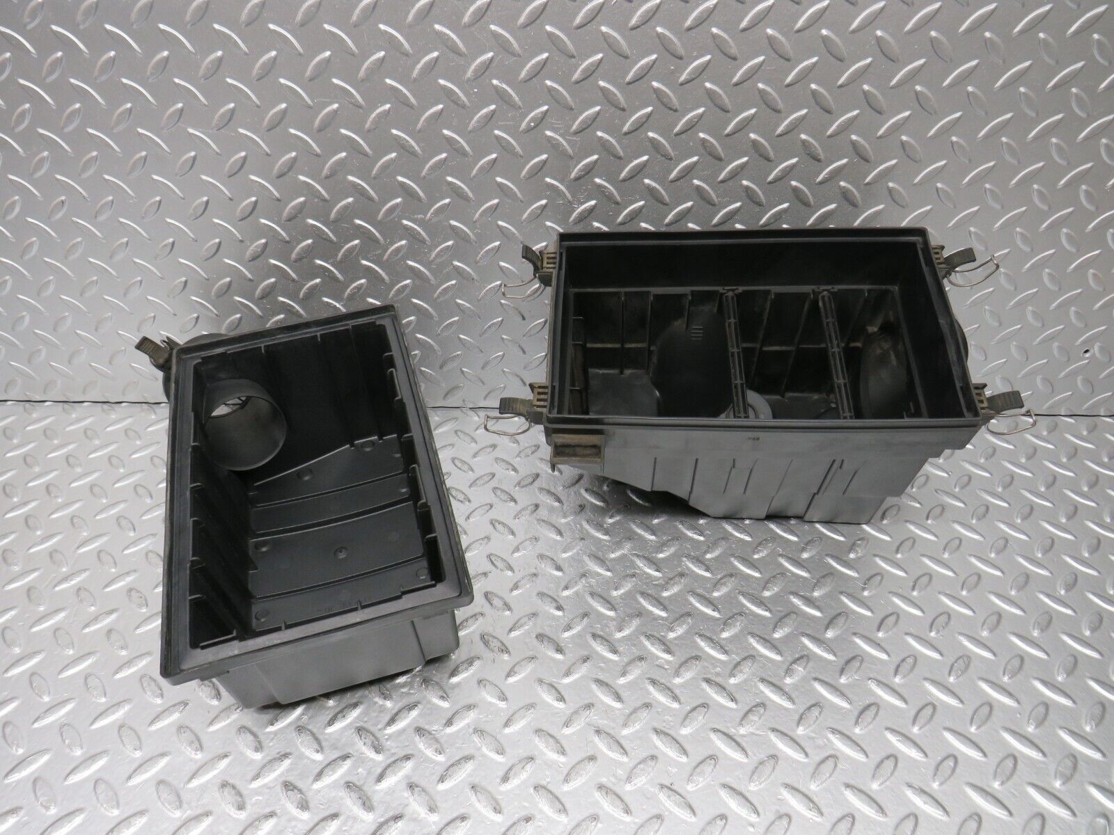 31203 Mercedes-Benz S124 220TE Wagon Air Filter Housing 1110940102