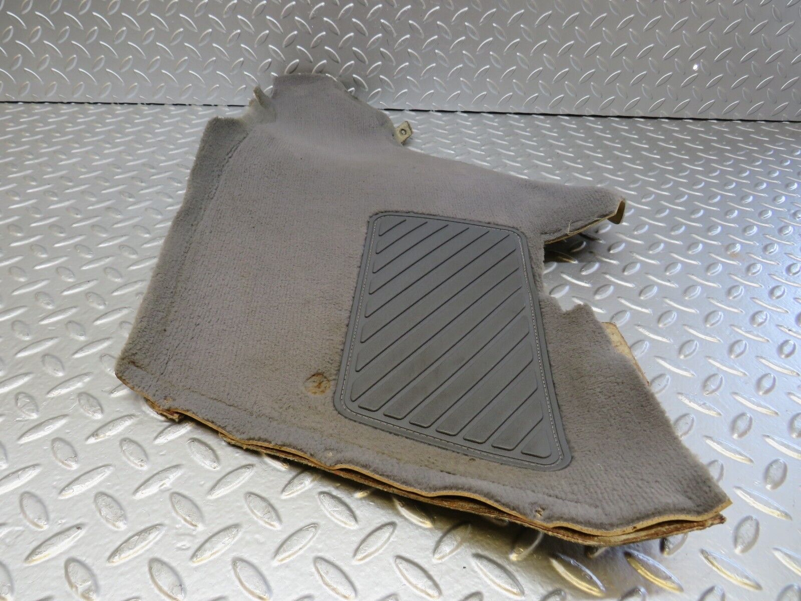 25754 Mercedes-Benz W124 280E Centre Console Carpet Right Side Grey