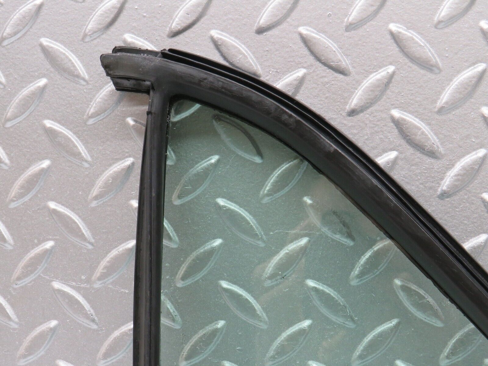 33142 Mercedes-Benz W123 Rear Right Quarter Window Glass 1237350224