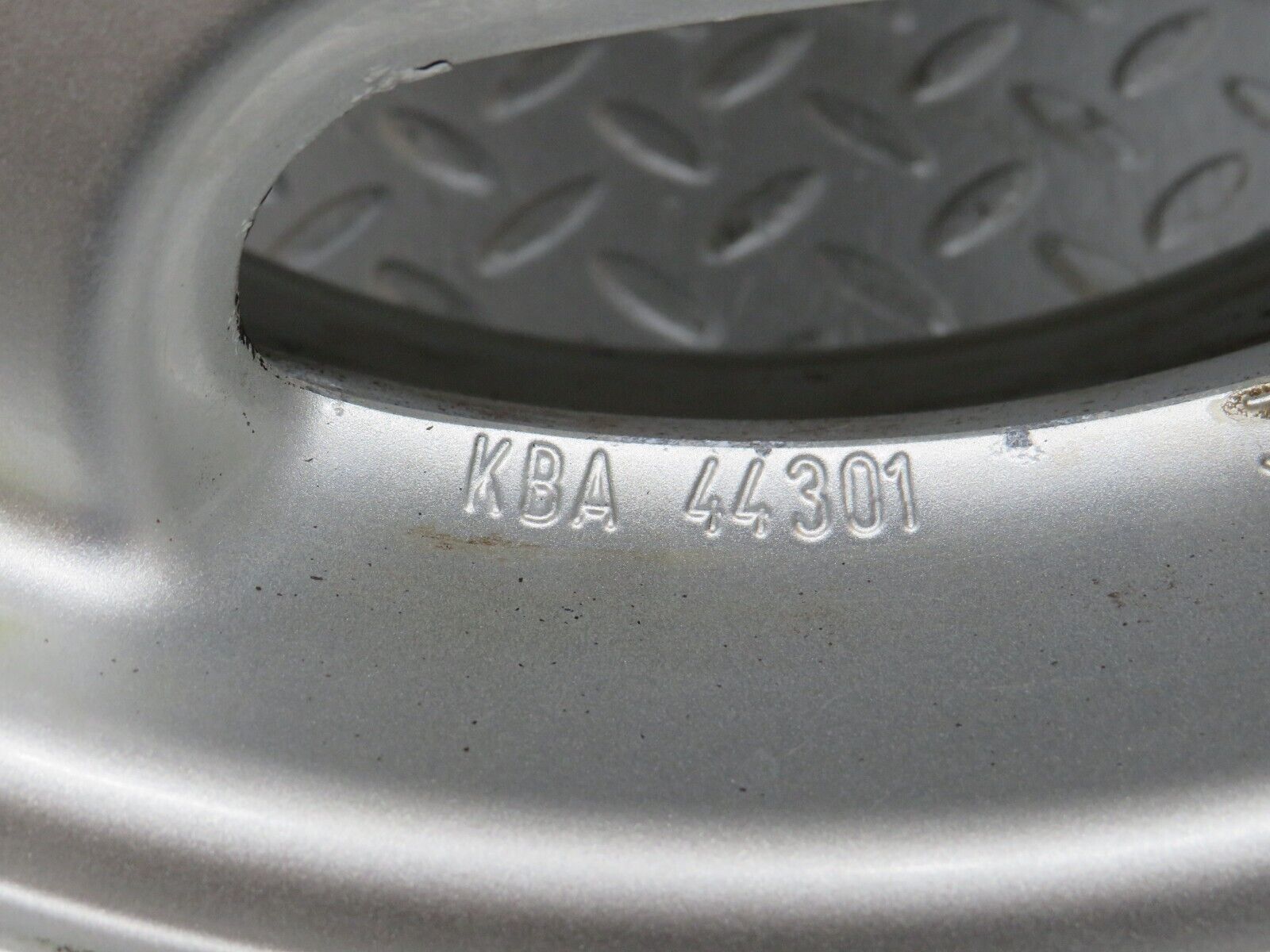 38189 Mercedes-Benz A124 Alloy Wheel 7Jx15H2 ET37 KBA44301