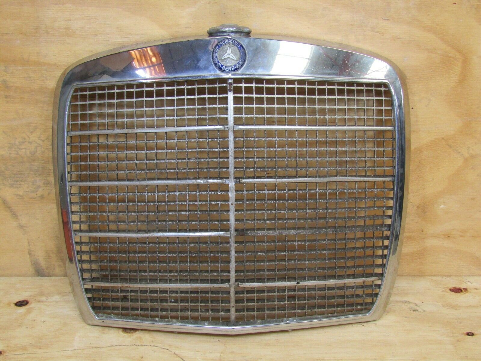 1481 Mercedes-Benz W108 280SE Bonnet Grill Chrome