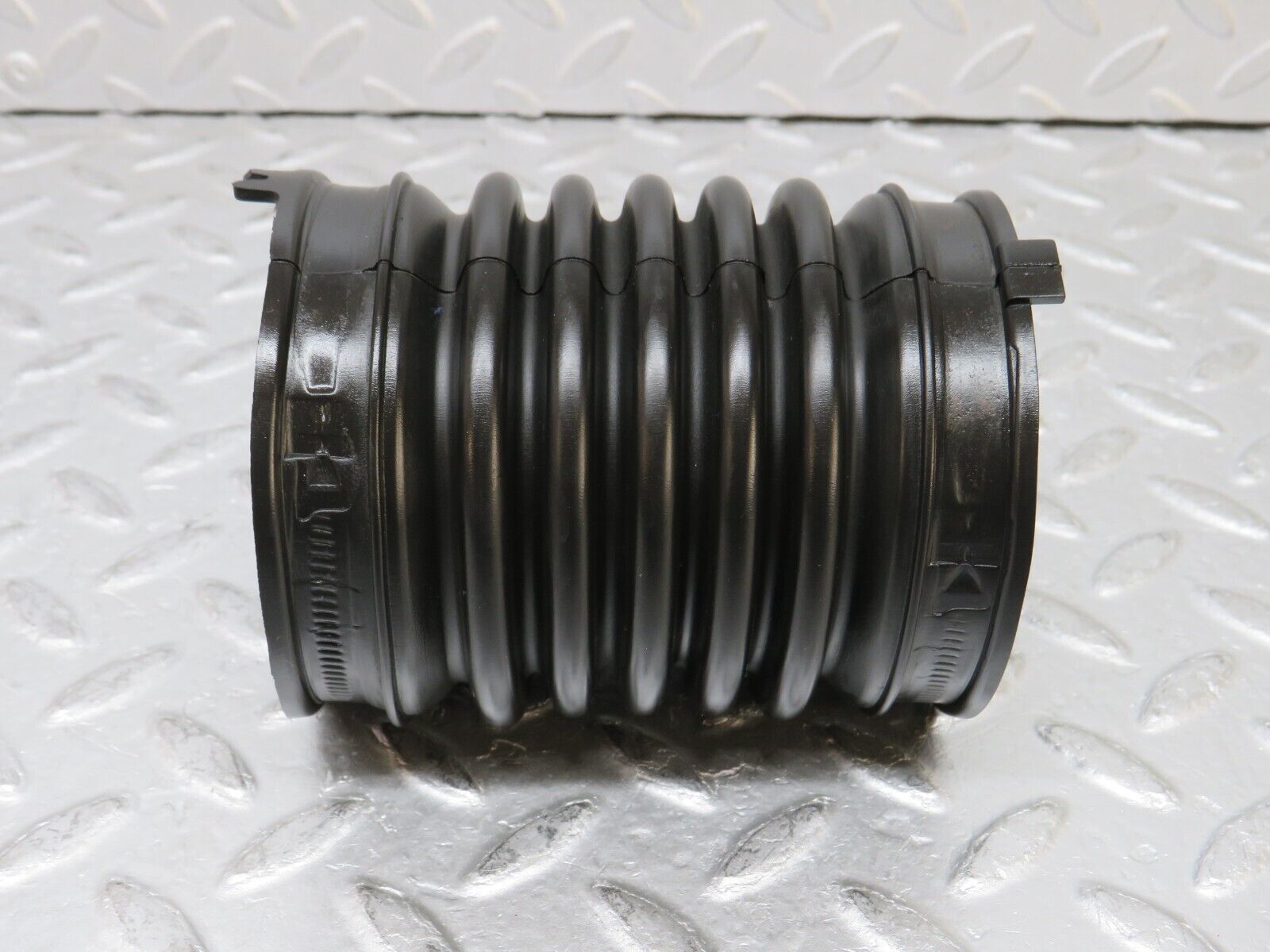 37813 Mercedes-Benz A124 320E Cabriolet Air Intake Hose Pipe 1040940191