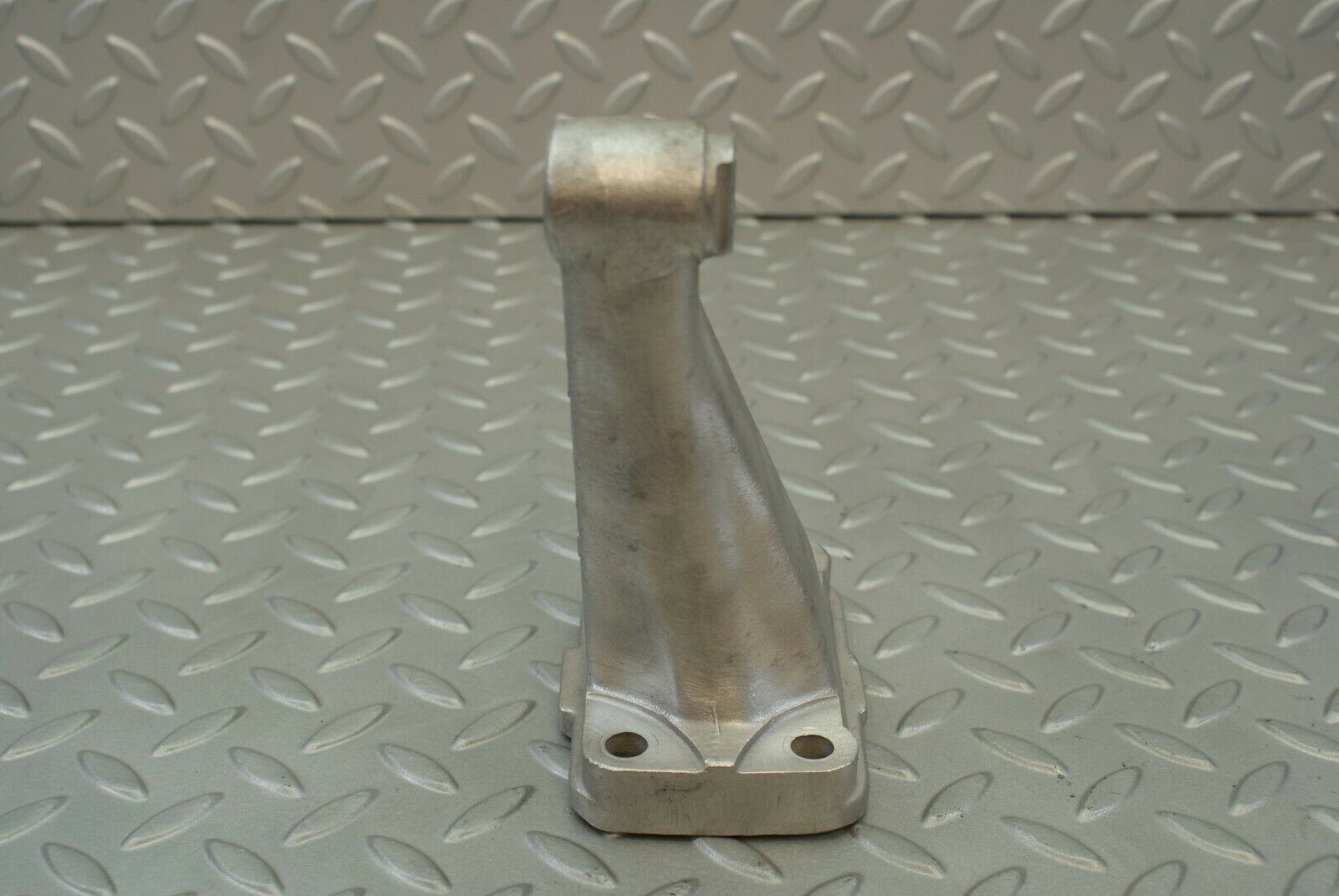 3070 Mercedes-Benz W115 220D Engine Mount Bracket Right Side 1152230504