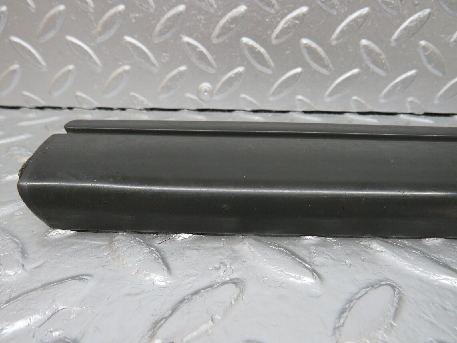 33996 Mercedes-Benz W124 260E Front Right Fender Wing Centre Moulding Trim