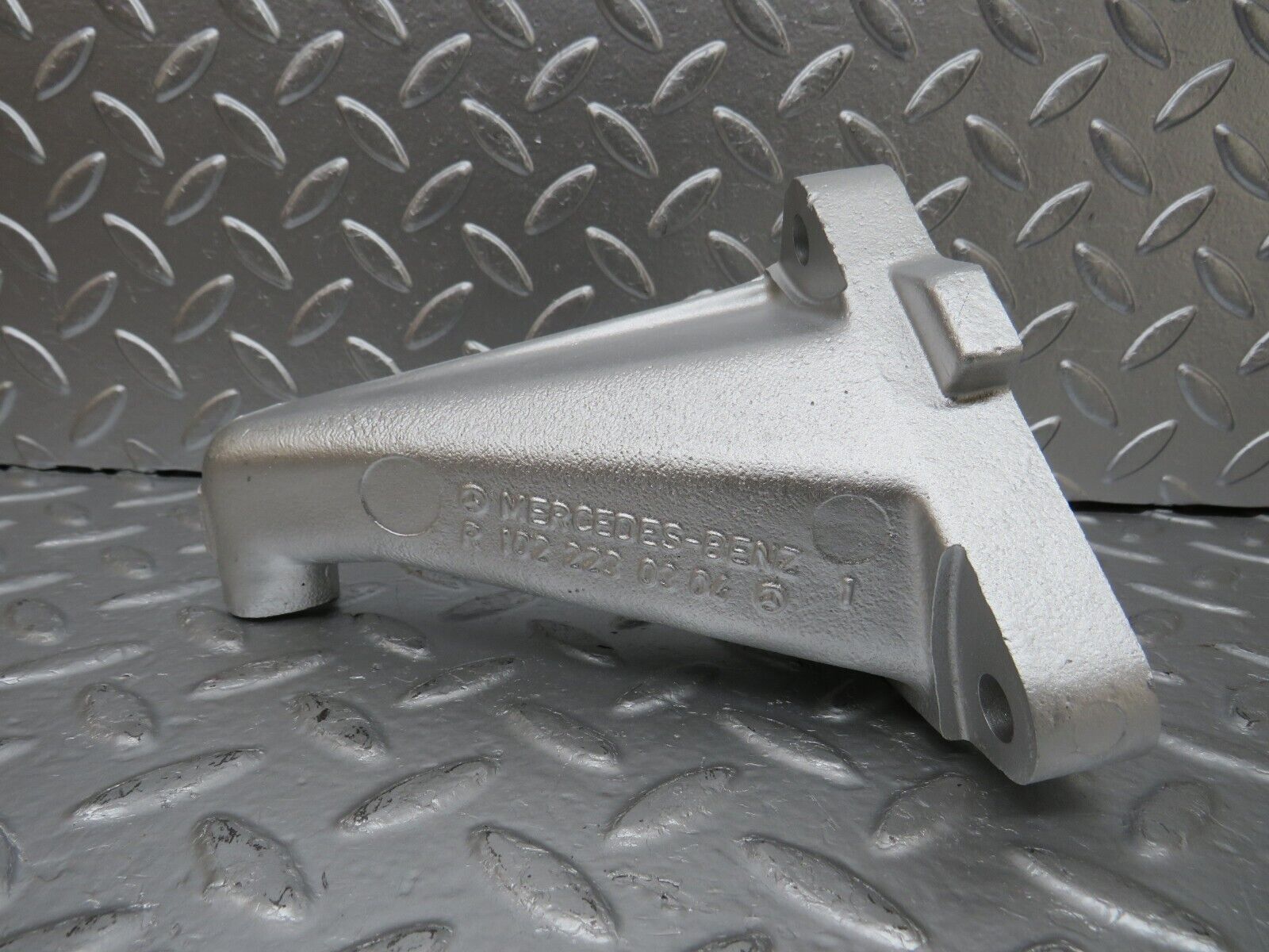 25487 Mercedes-Benz W123 200 Engine Mount Bracket Right Side 1022230304