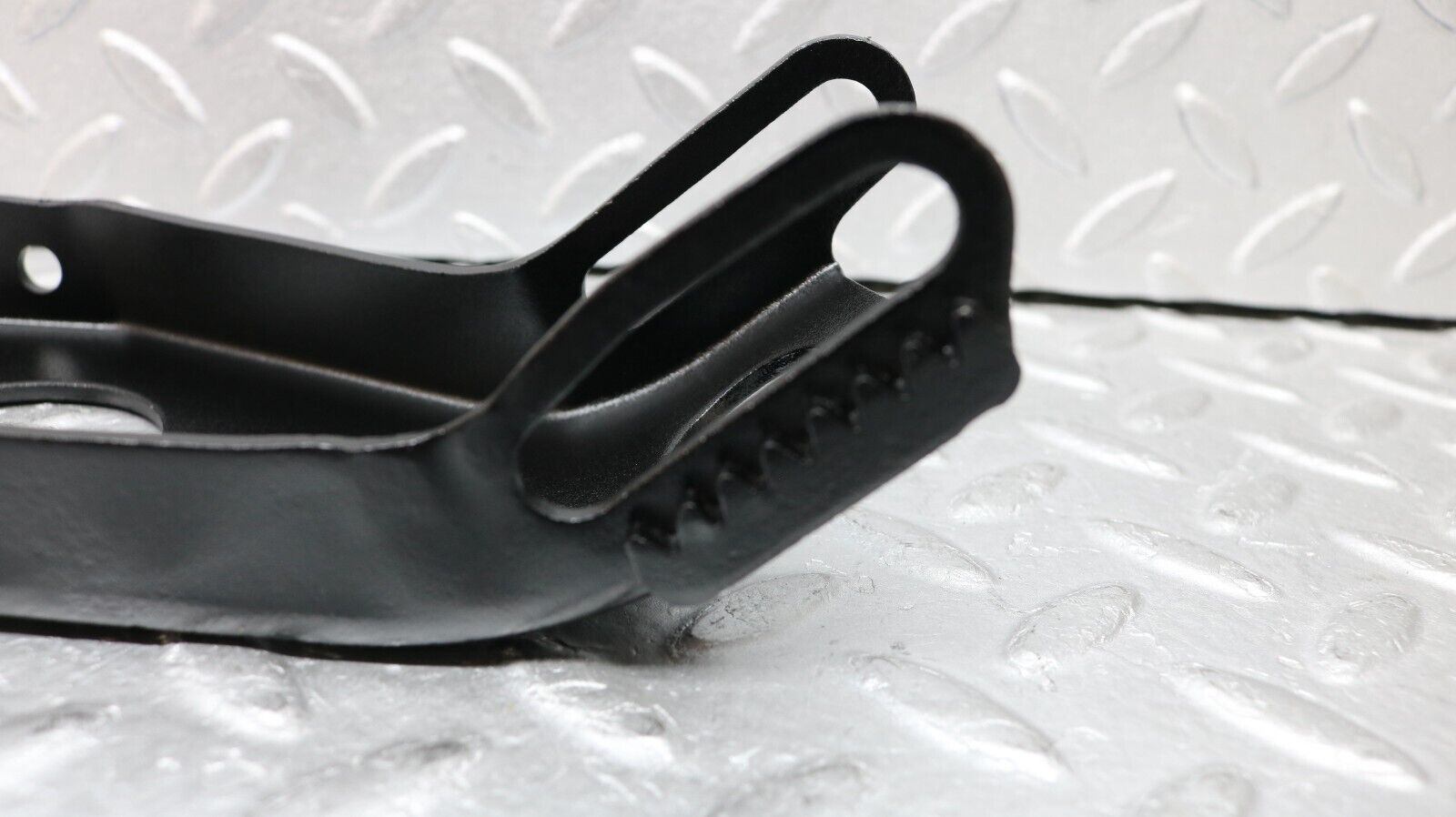 37229 Mercedes-Benz C126 420SEC Coupe Alternator Generator Bracket