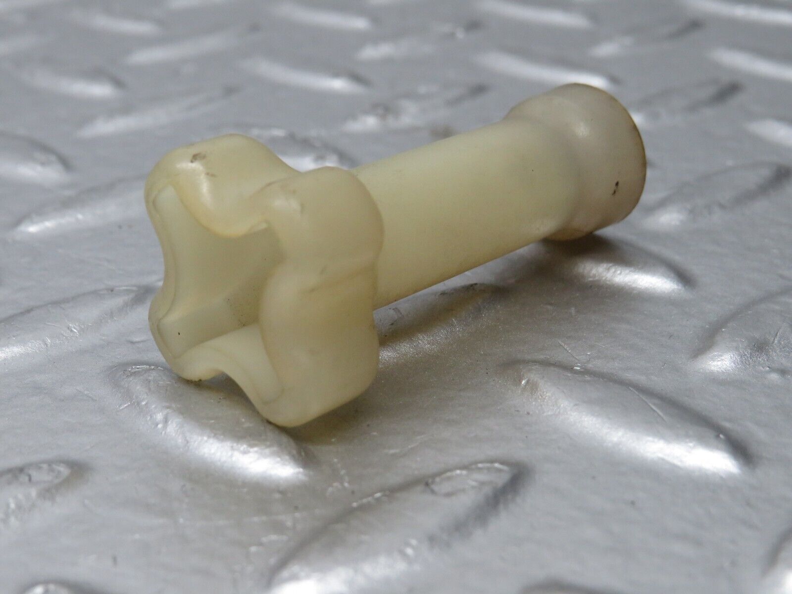 31613 Mercedes-Benz W201 190LE 1.8L Windscreen Washer Reservoir Holder