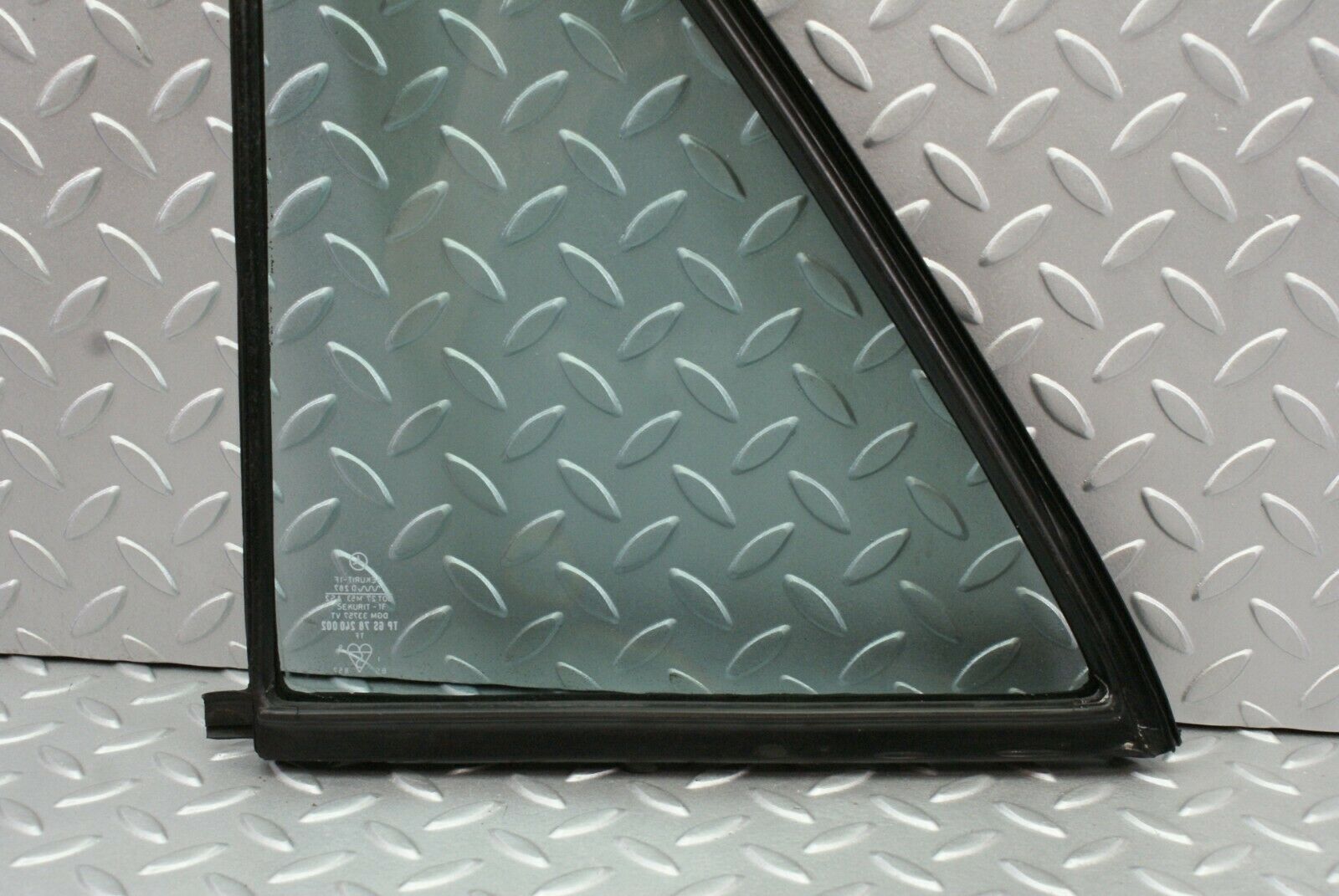 2661 Mercedes-Benz W116 350SE Rear Right Quarter Glass