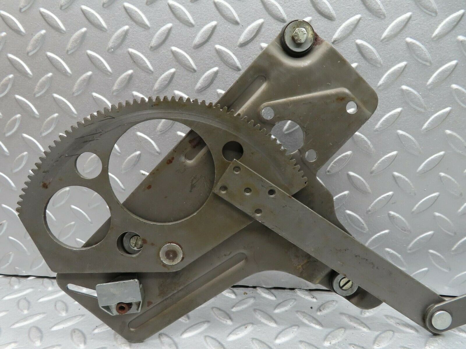 16640 Mercedes-Benz C107 380SLC Rear Right Power Window Regulator 1076701003