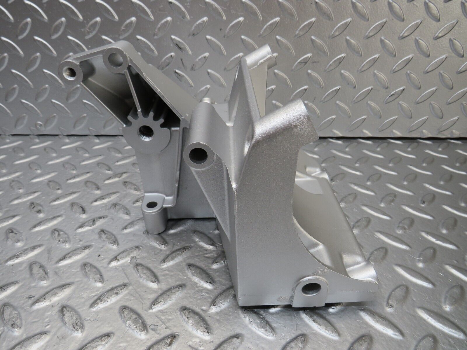 25957 Mercedes-Benz W124 280E Power Steering Pump Bracket 1031310935