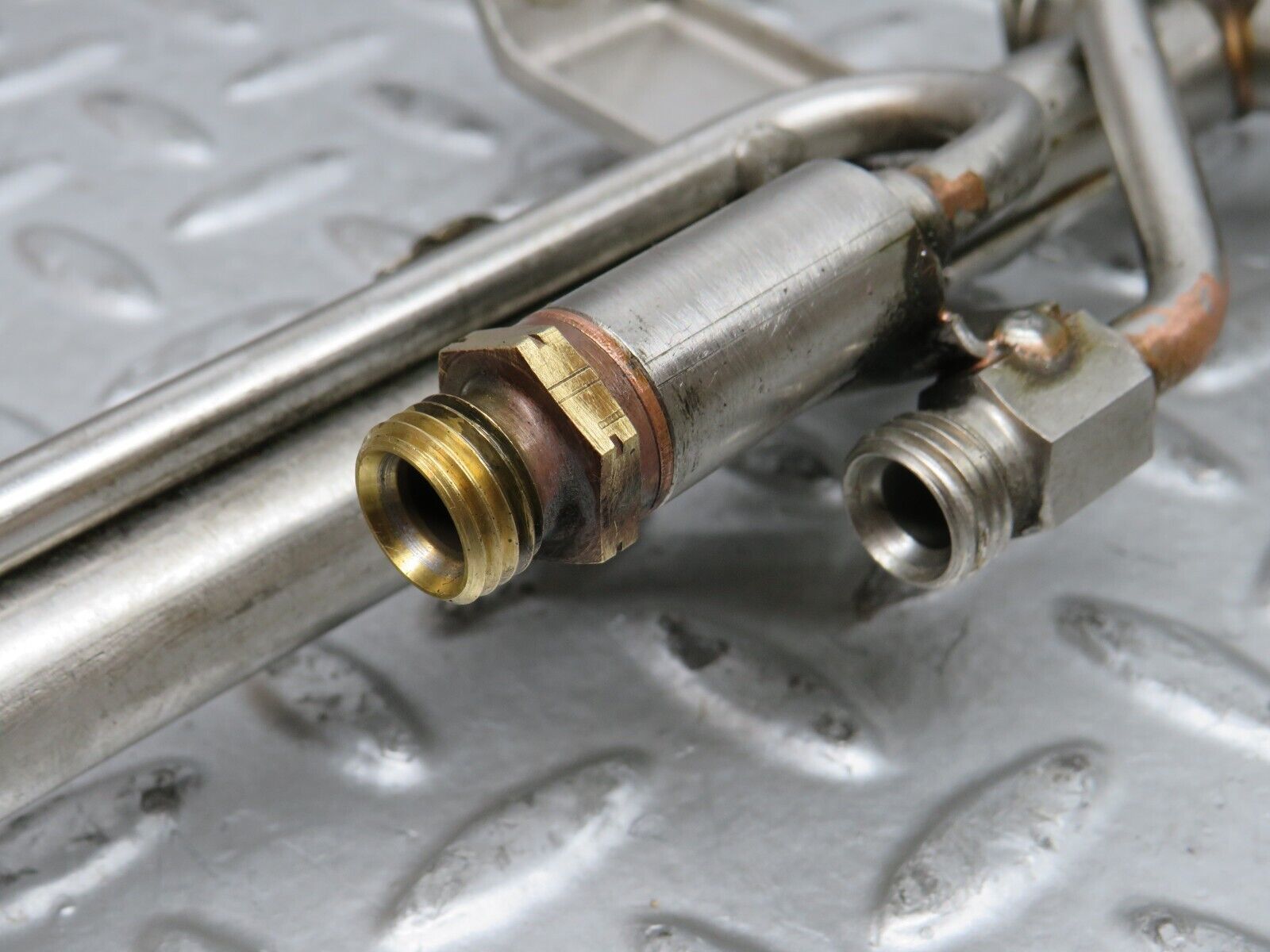 29010 Mercedes-Benz C124 320CE Fuel Injector Rail With Fuel Pressure Regulator