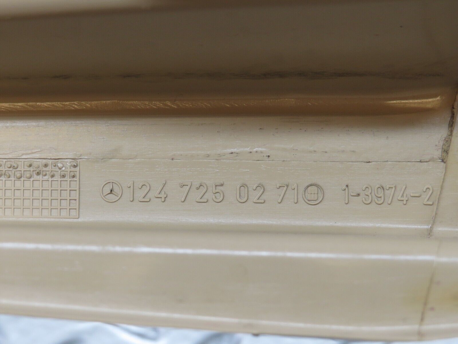 27776 Mercedes-Benz S124 300TE Front Right Door Window Frame Trim 1247250271