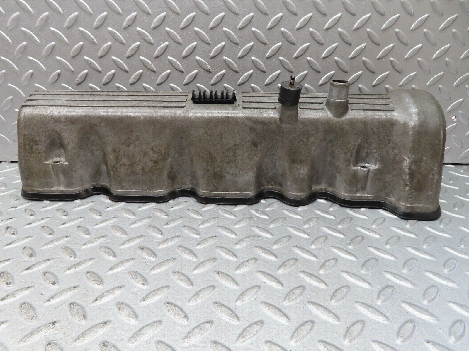 17757 Mercedes-Benz W116 450SEL Cylinder Head Valve Cover Left Side