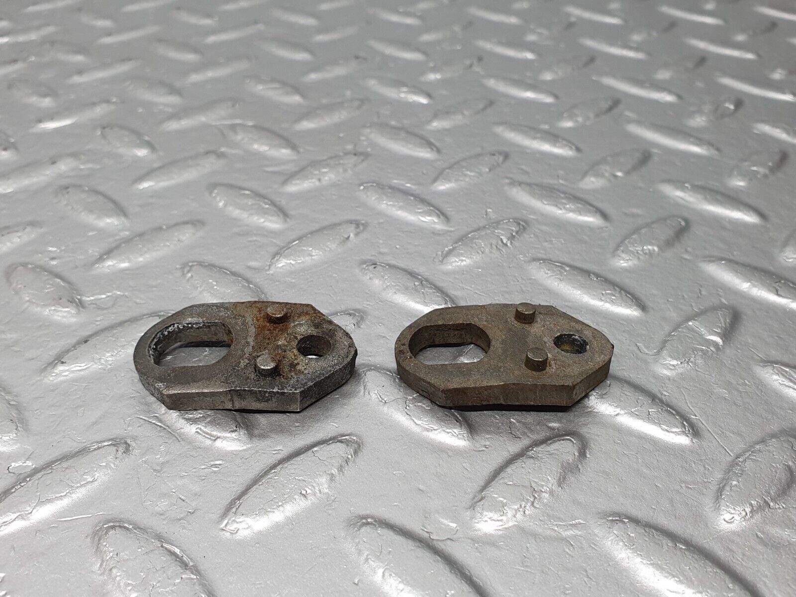 41361 Mercedes-Benz W116 350SE Fuel Injector Bracket Holder 2X