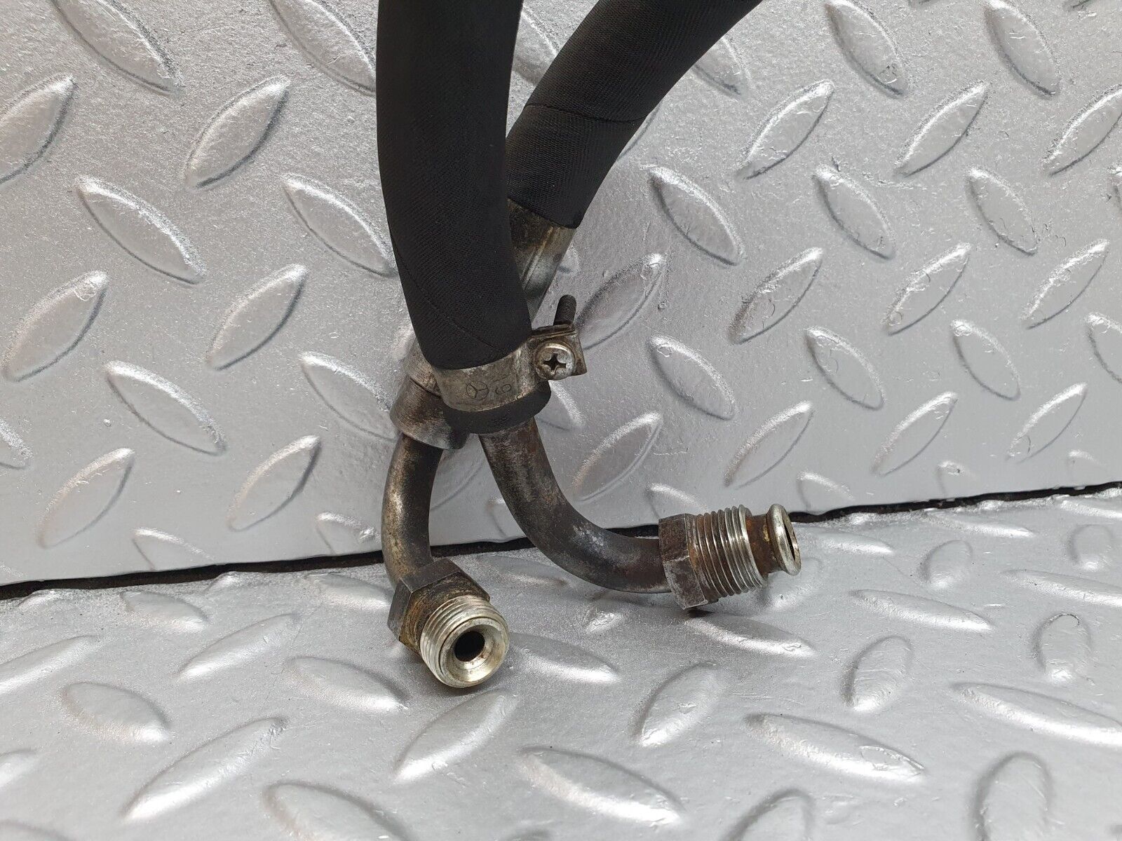 40817 Mercedes-Benz W123 300D Power Steering Oil Line Pipe