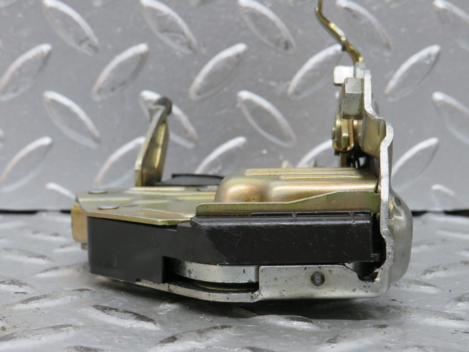 27669 Mercedes-Benz S124 300TE Wagon Front Right Door Lock Mechanism