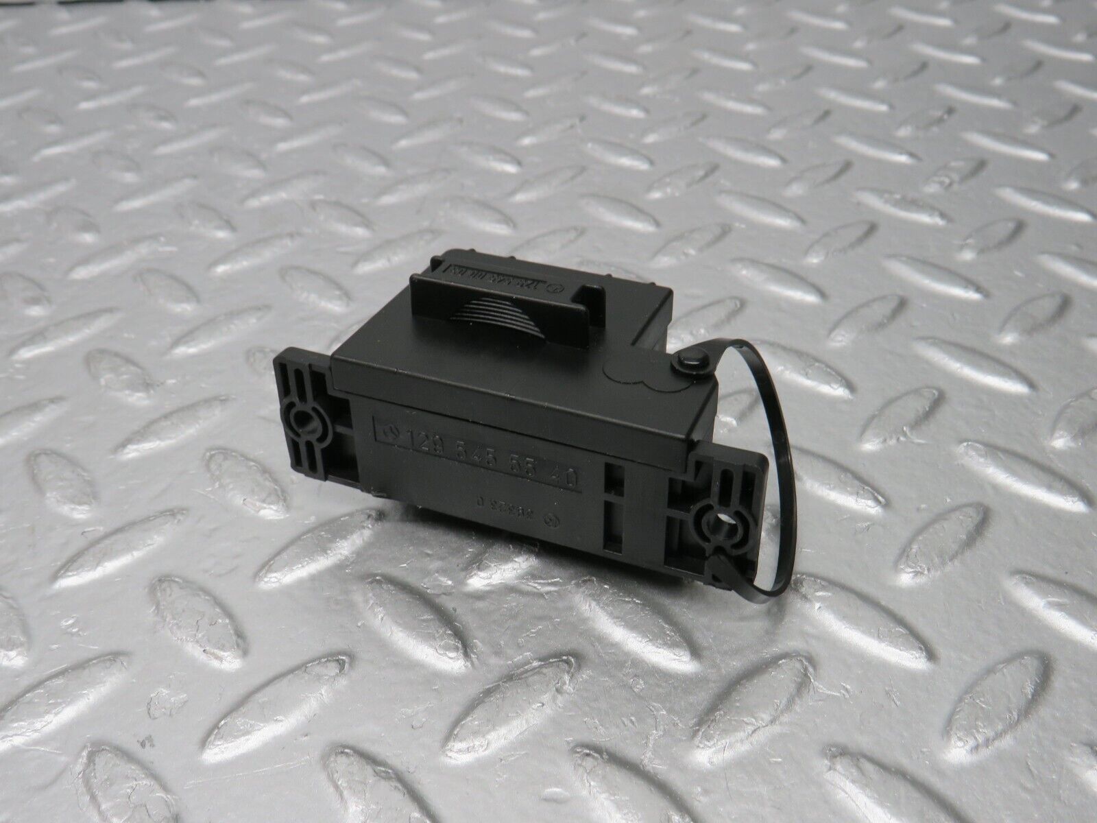 31324 Mercedes-Benz S124 220TE Diagnostic Connector 1295455540 1295450003