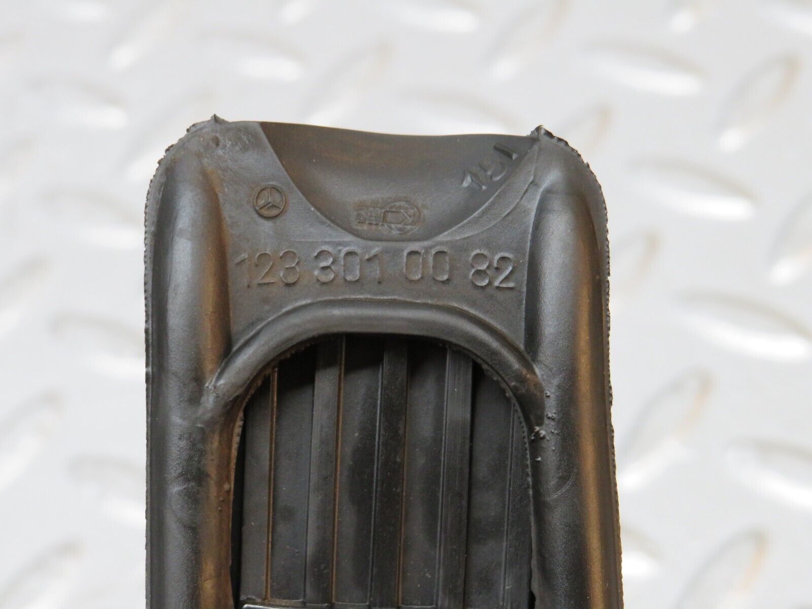 31259 Mercedes-Benz S124 220TE Wagon Accelerator Pedal With Rubber 1233010082