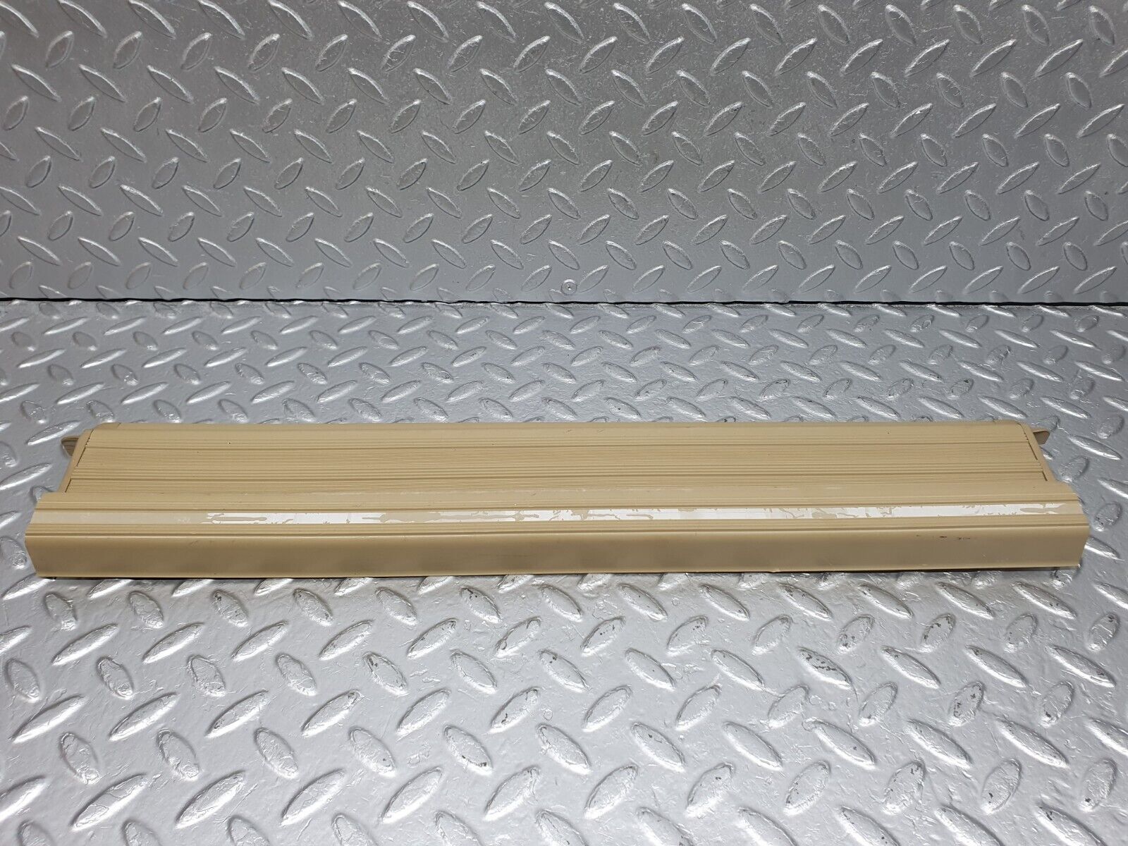 40908 Mercedes-Benz W126 300SE Rear Right Door Sill Trim Beige