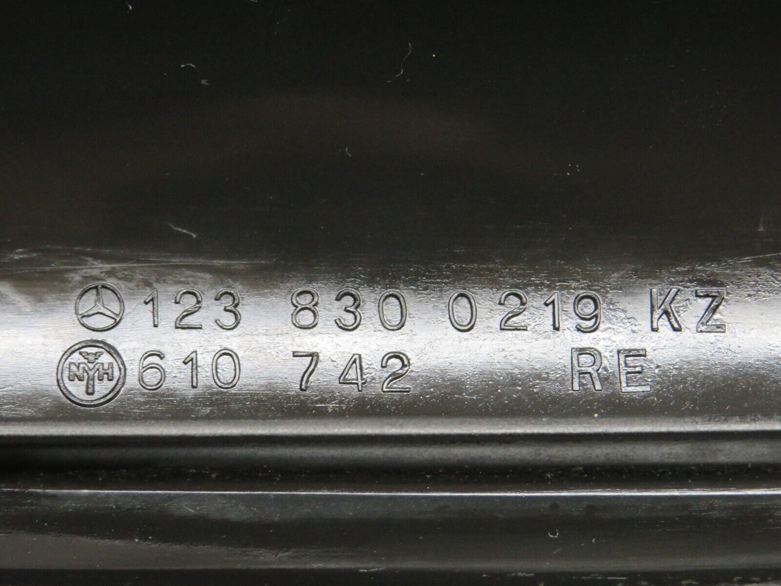 28594 Mercedes-Benz W123 230E Air Duct Vent Left And Right