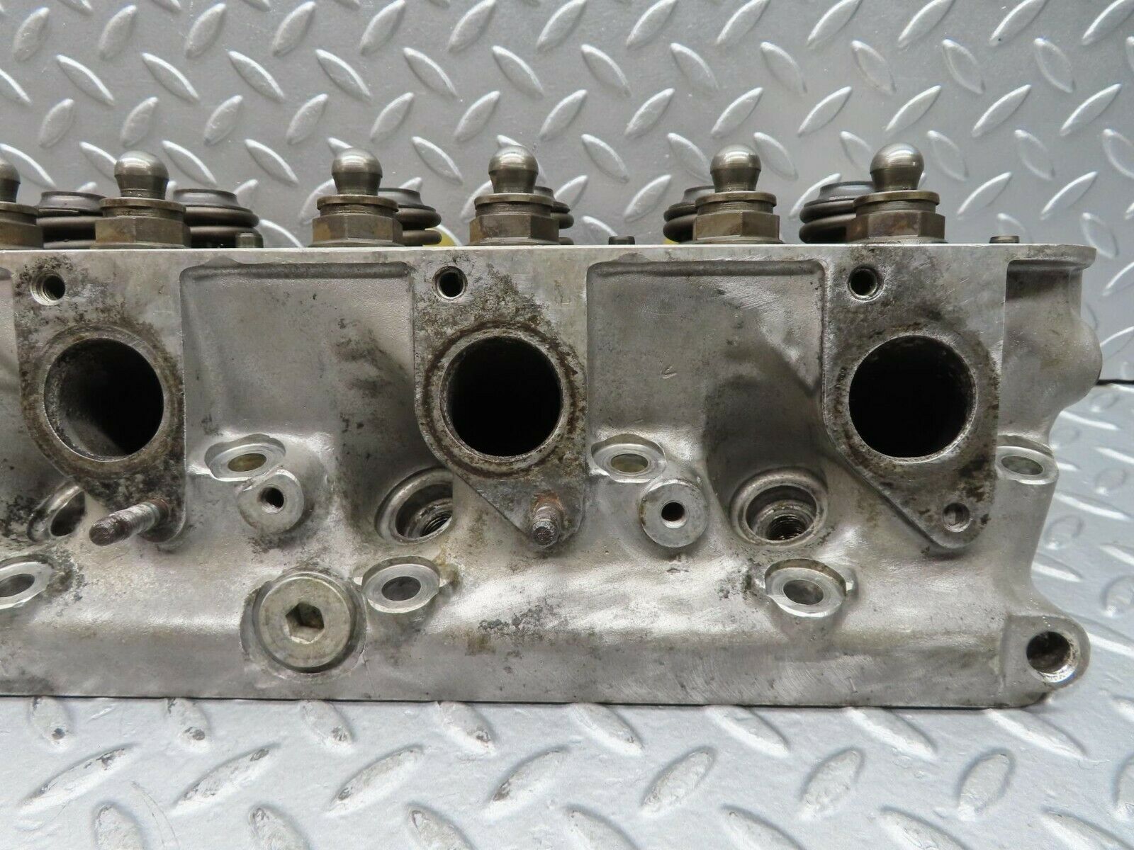16677 Mercedes-Benz C107 380SLC Cylinder Head Right Side 1160163001