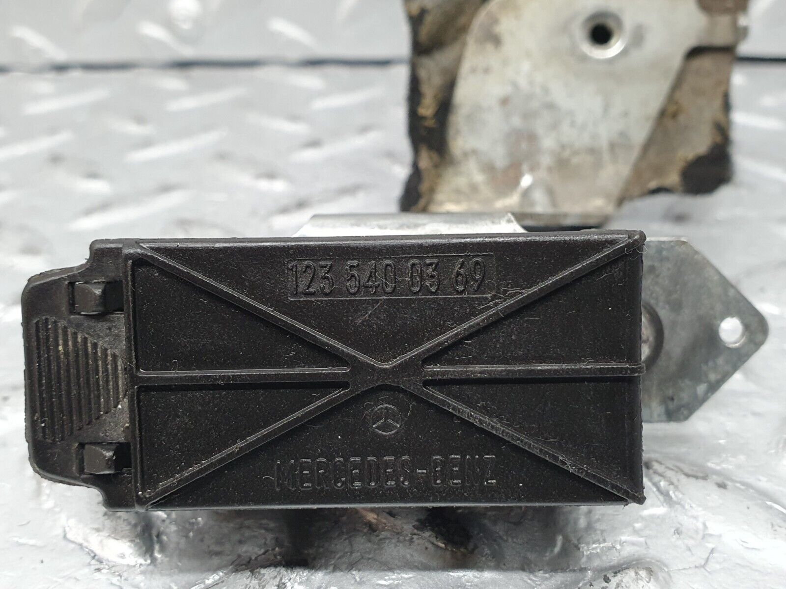 41108 Mercedes-Benz W126 300SE Cable Wire Connector 1235400369