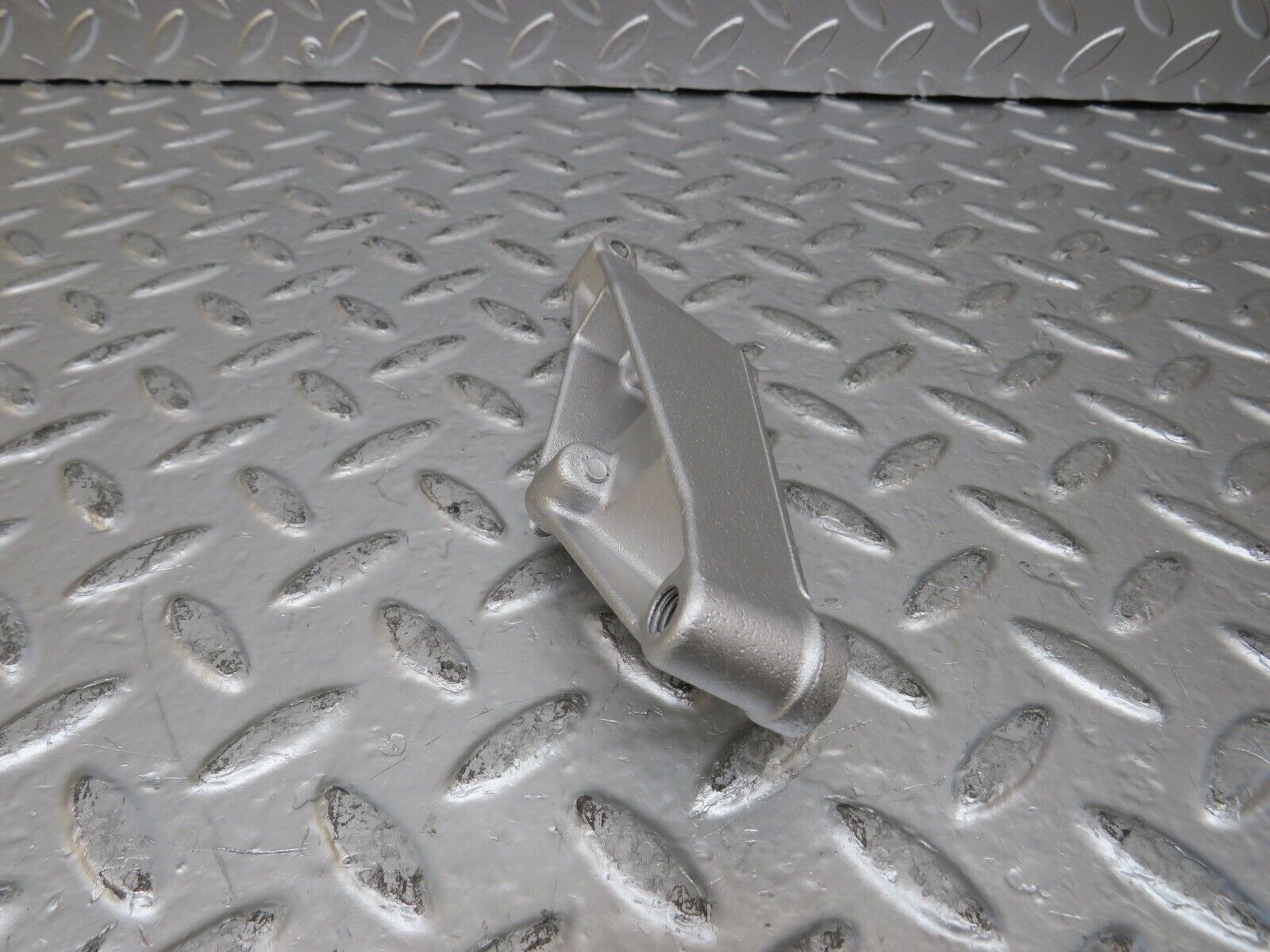 25376 Mercedes-Benz W201 190D Engine Mount Bracket 6010941341