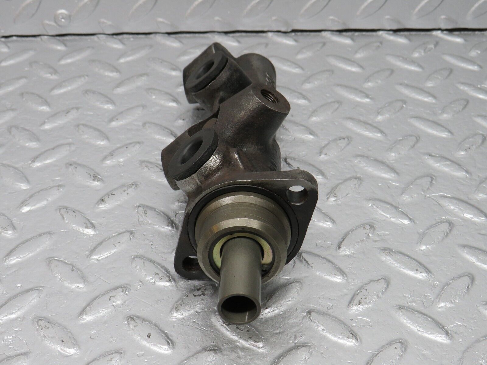 40703 Mercedes-Benz W123 300D Brake Master Cylinder Bendix
