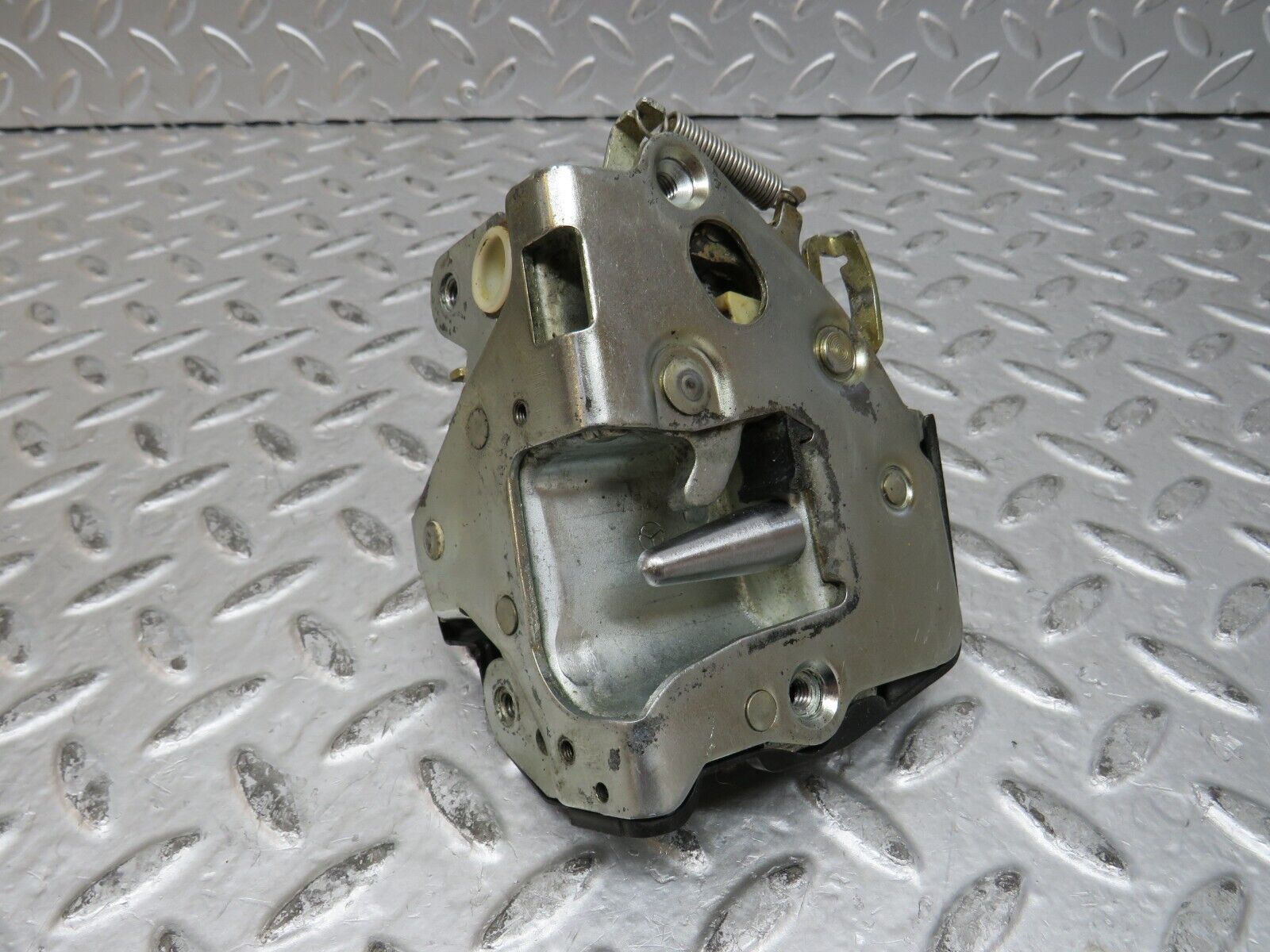 28740 Mercedes-Benz W123 230E Front Left Door Lock Mechanism 1237230108