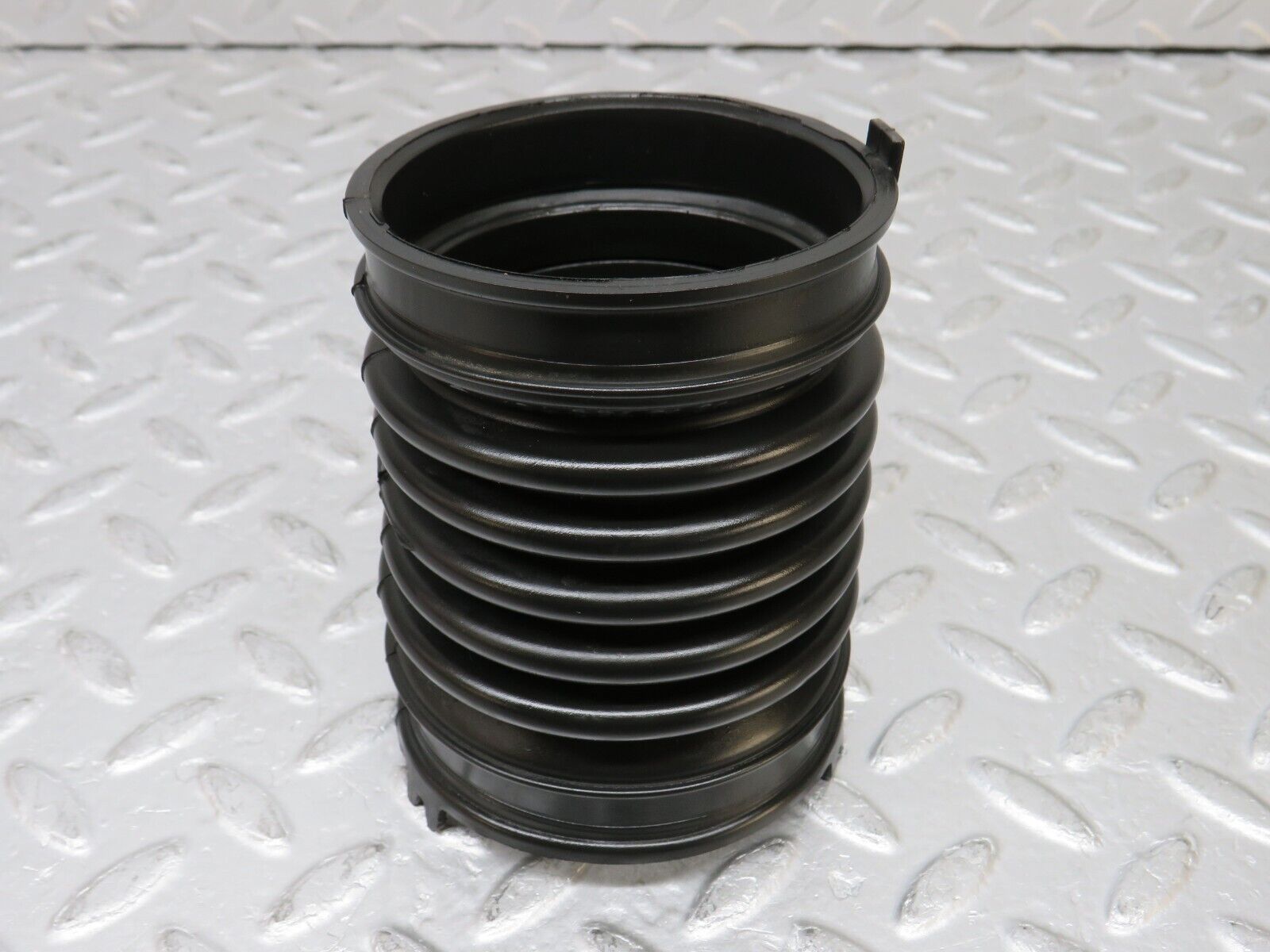 37813 Mercedes-Benz A124 320E Cabriolet Air Intake Hose Pipe 1040940191