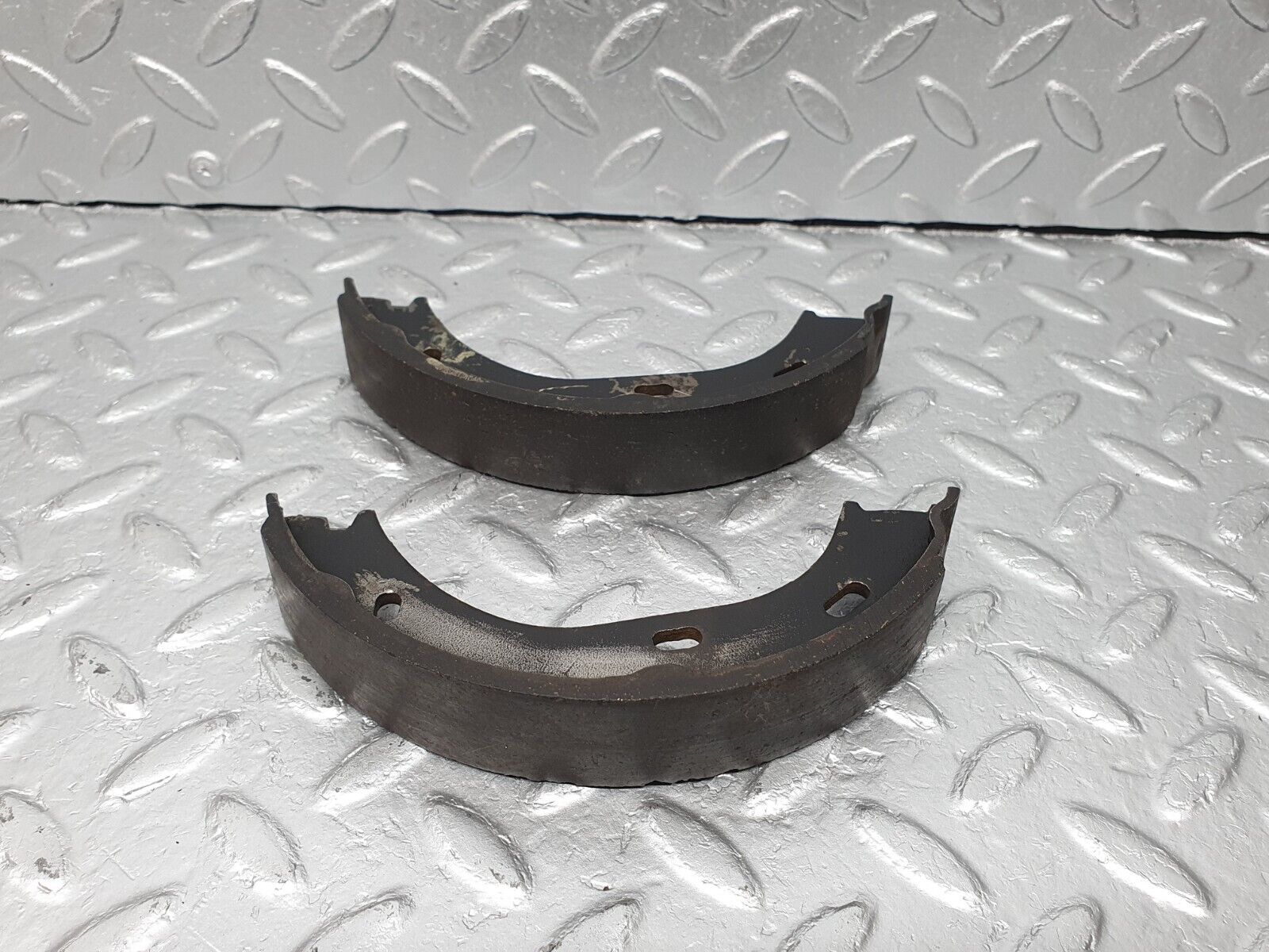 40823 Mercedes-Benz W123 300D Rear Brake Shoes Set Left Side 1234230006
