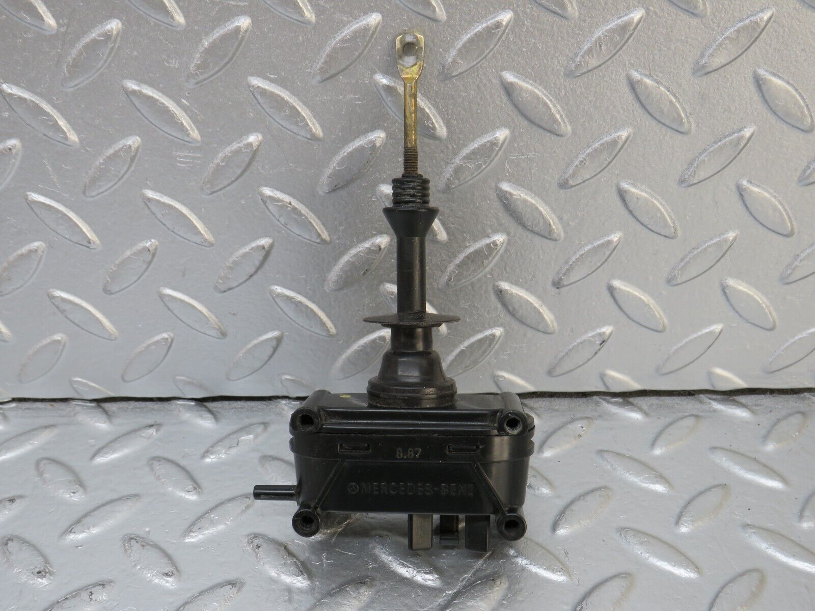 33904 Mercedes-Benz W124 260E Door Lock Vacuum Actuator Rear Right