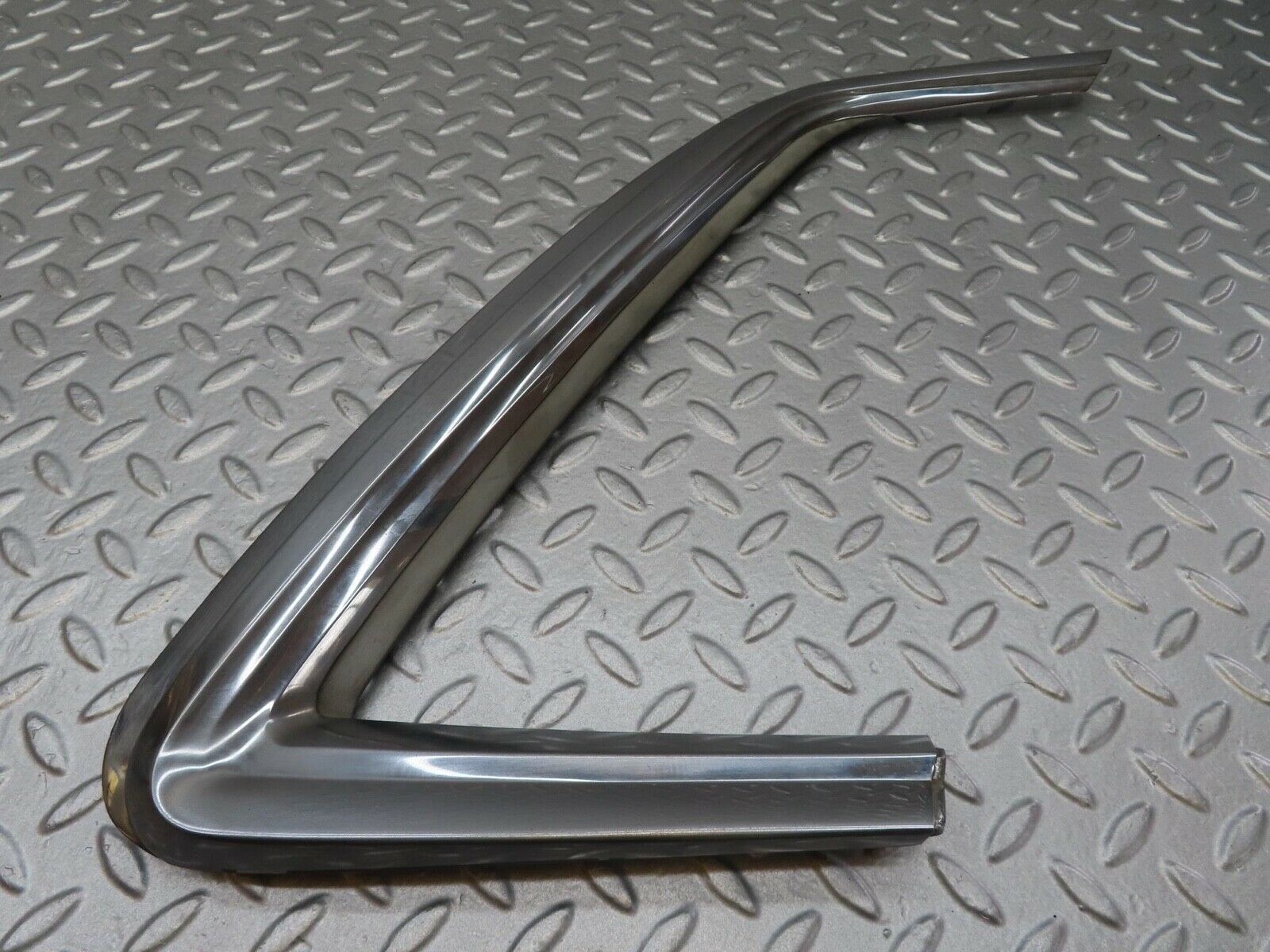 14010 Mercedes-Benz C107 280SLC Quarter Window Trim Right 1076980289