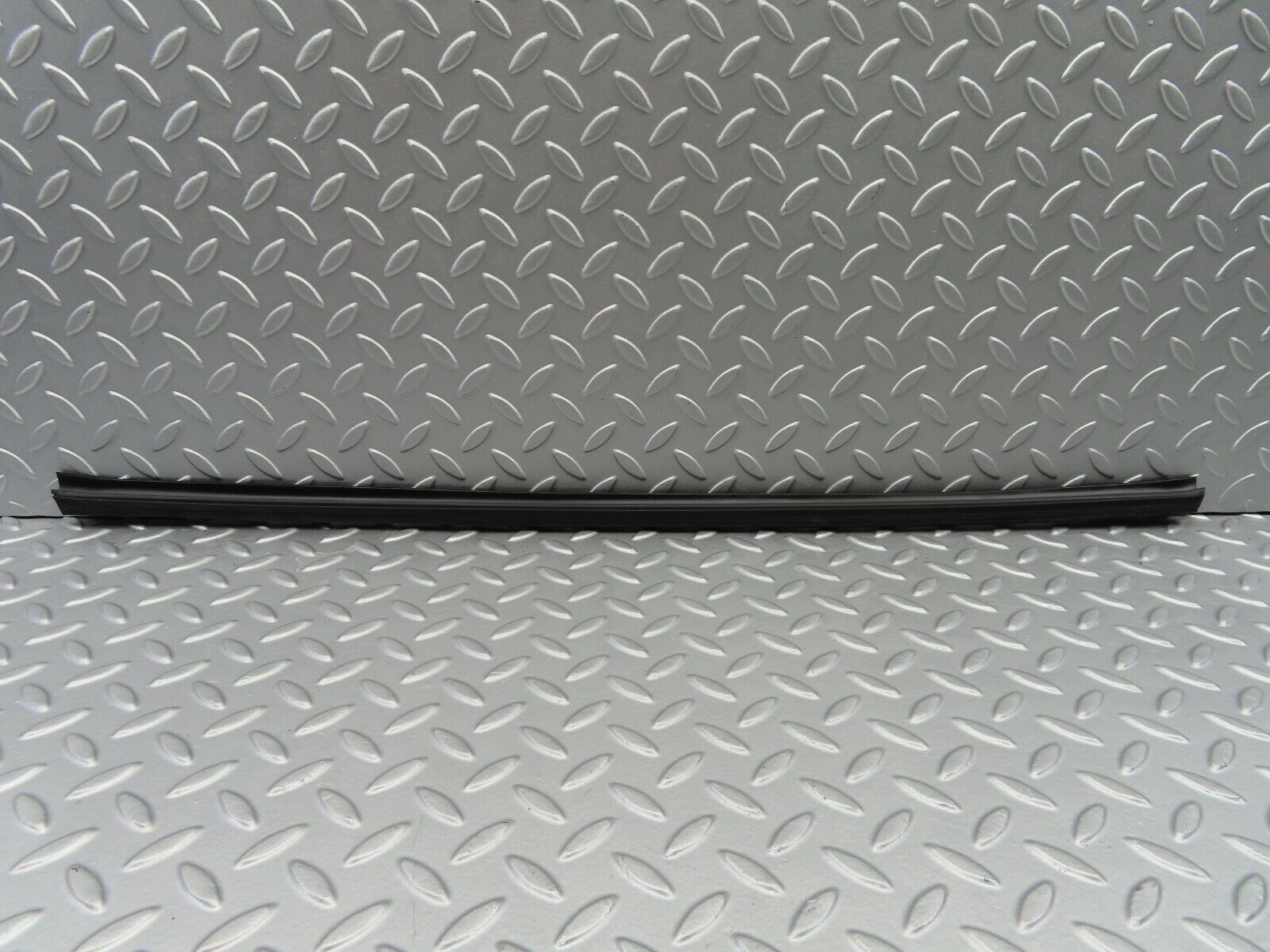 6552 Mercedes-Benz S124 E220 Wagon Window Weatherstrip Seal Front Left