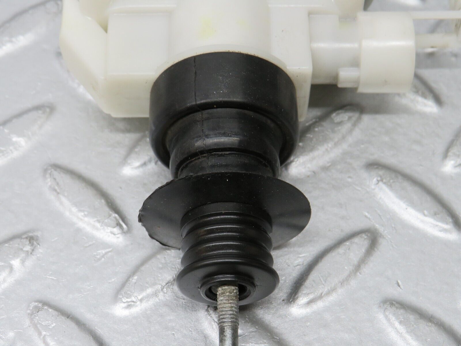 36149 Mercedes-Benz W126 420SE Front Right Door Lock Vacuum Actuator