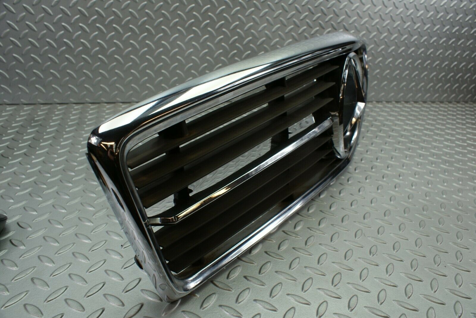 2711 Mercedes-Benz C107 350SLC Coupe Coupe Bonnet Grill Chrome