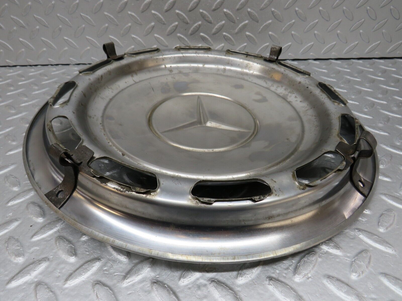 37467 Mercedes-Benz W109 300SEL Wheel Hub Cap 14"